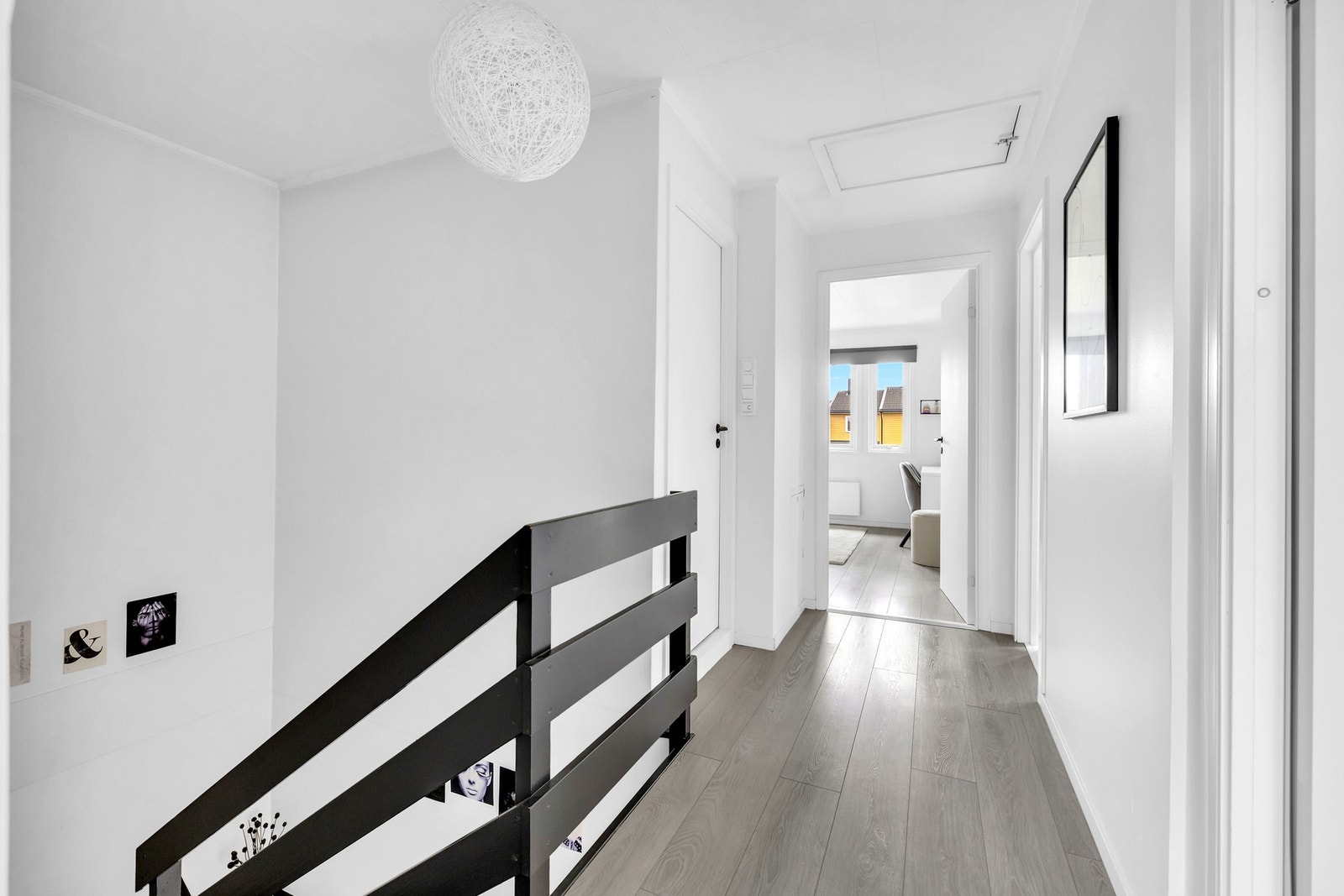 2.etasje inneholder 3 gode soverom, samt et rom brukt som walk-in-closet. Galleribilde