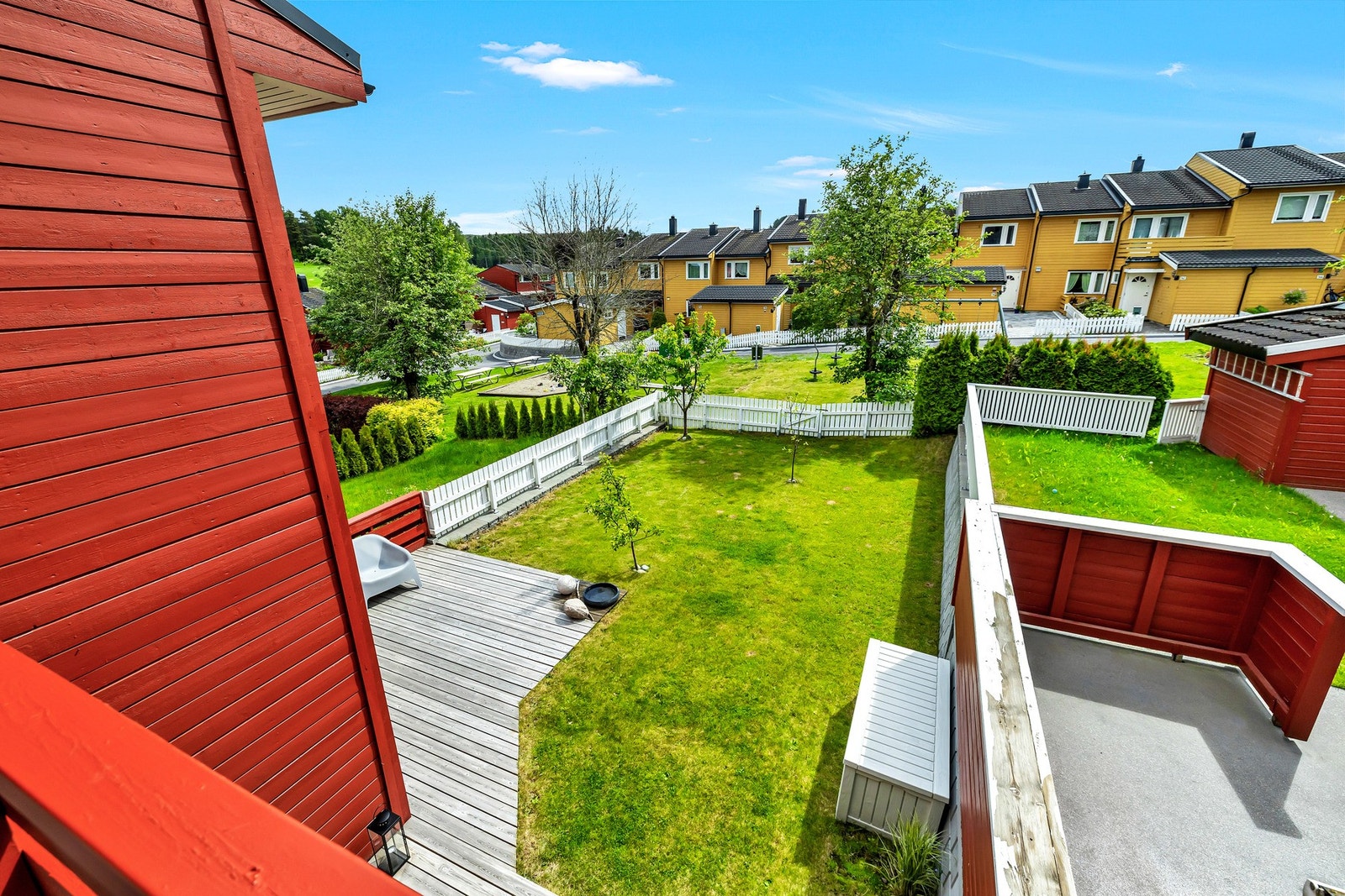 Her er det koselig utsikt over hagen og videre utover. Galleribilde