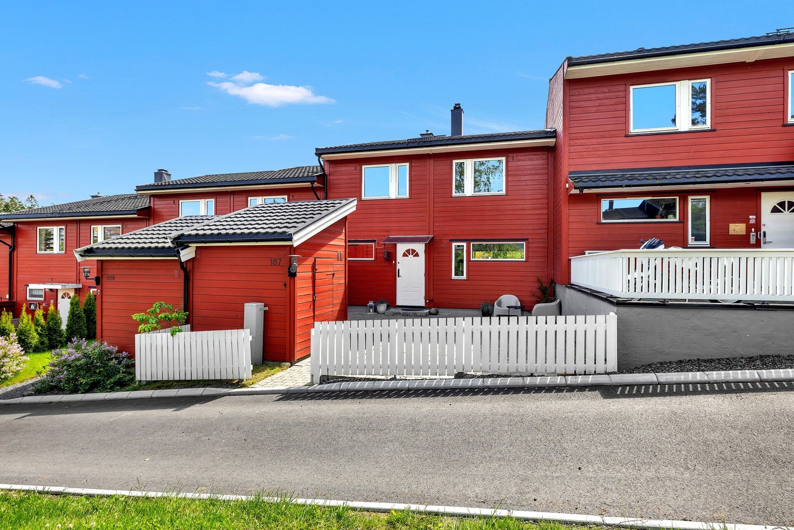 Det er uteområder på begge sider, og inngangen er fra trygge internveier. Galleribilde