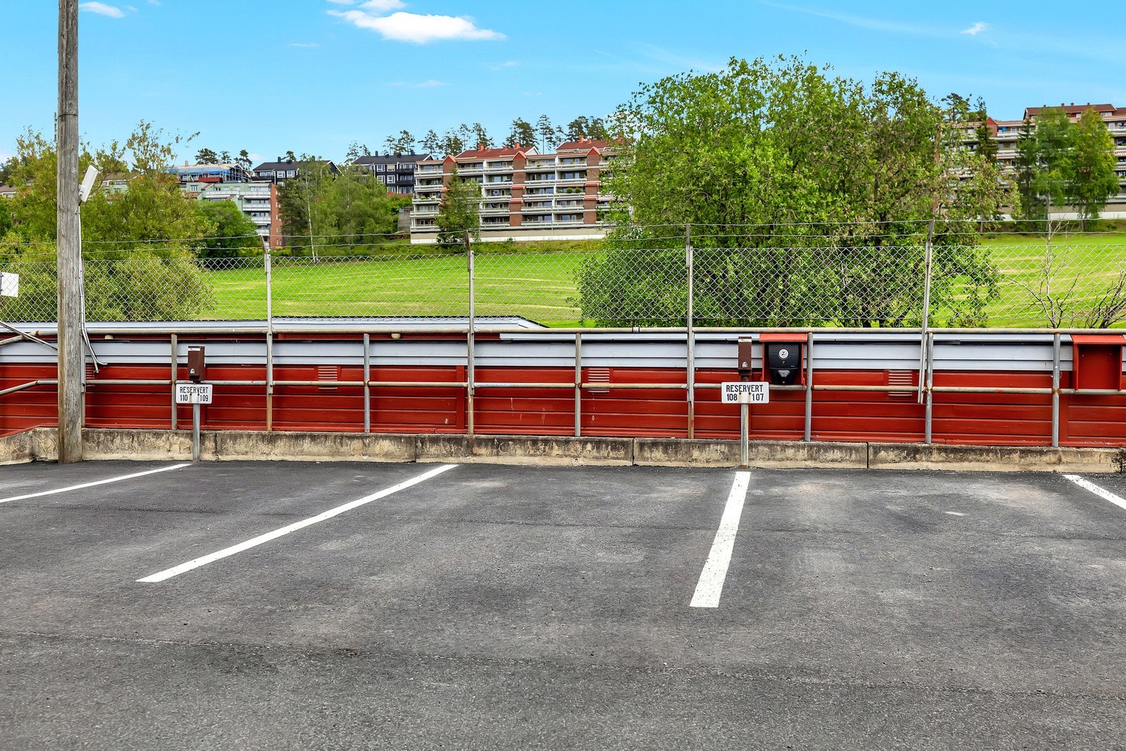 Det medfølger parkeringsplass. Mulighet for elbil-lader. Galleribilde