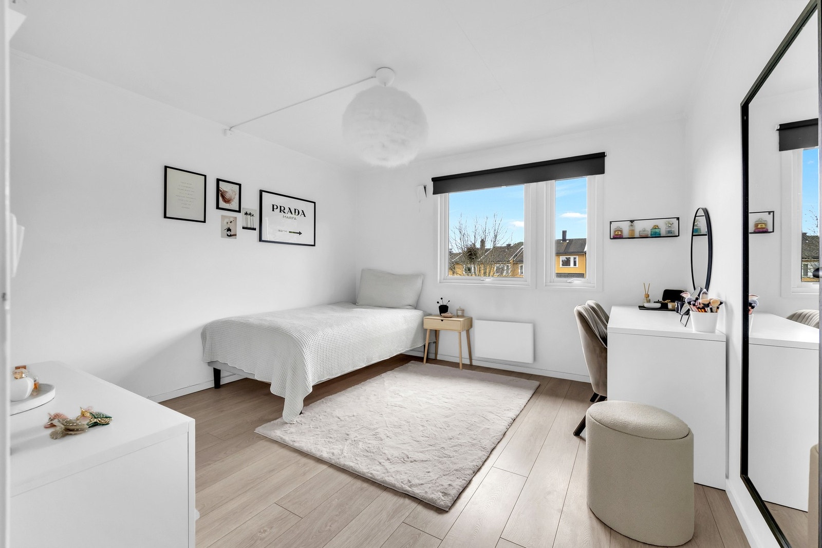 Soverom 1: Romslig soverom med god plass til dobbeltseng, nattbord, kommode og annet ønskelig møblement. Galleribilde