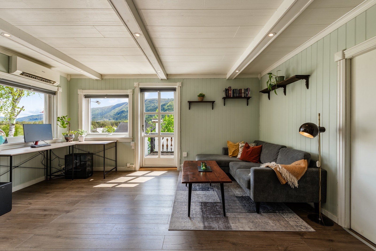 Stuen har en lun og moderne atmosfære med store vinduer som slipper inn rikelig med dagslys Galleribilde