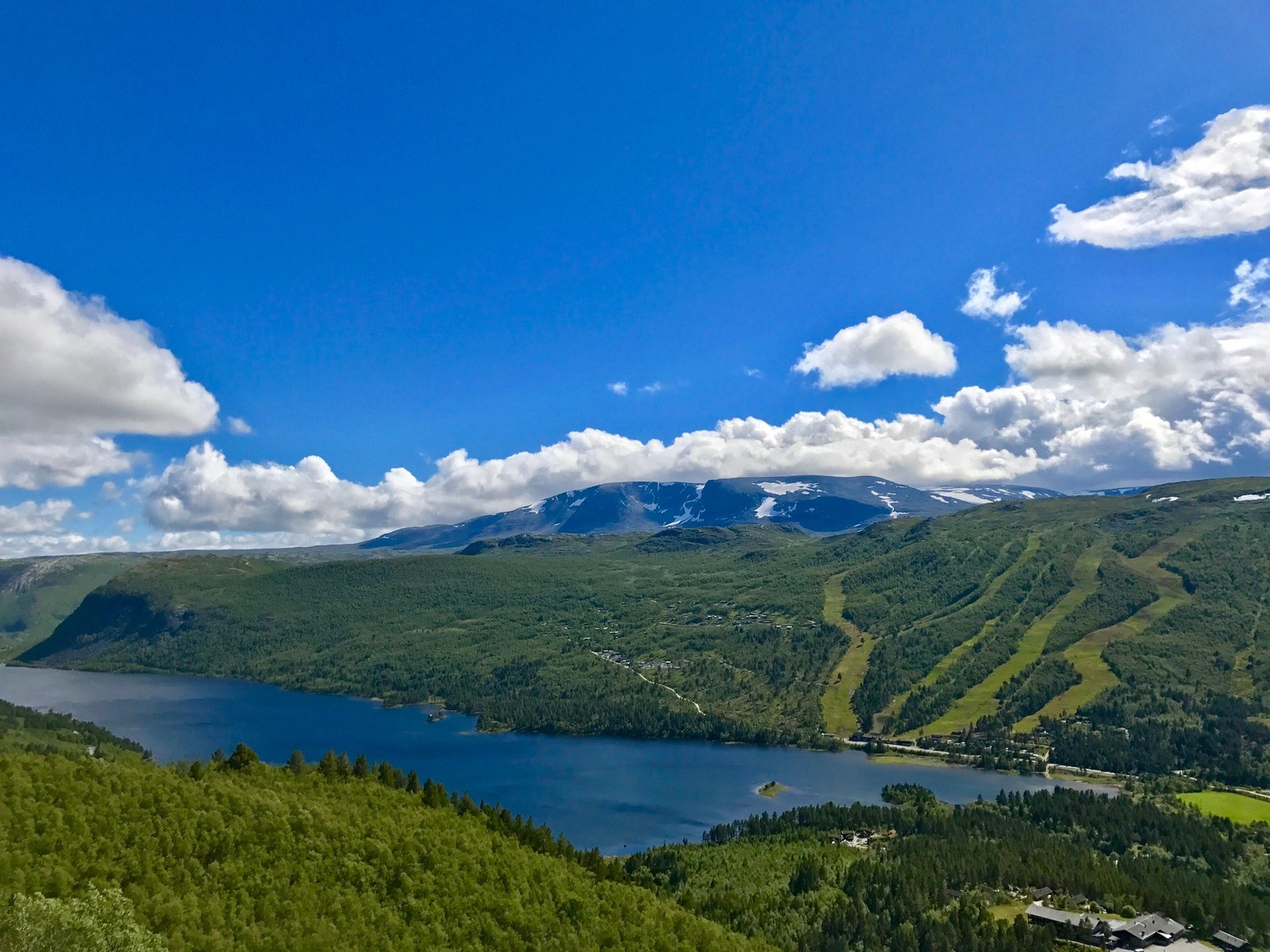 Området rundt Hallingskarvet Skisenter er et eldorado både sommer og vinter Galleribilde