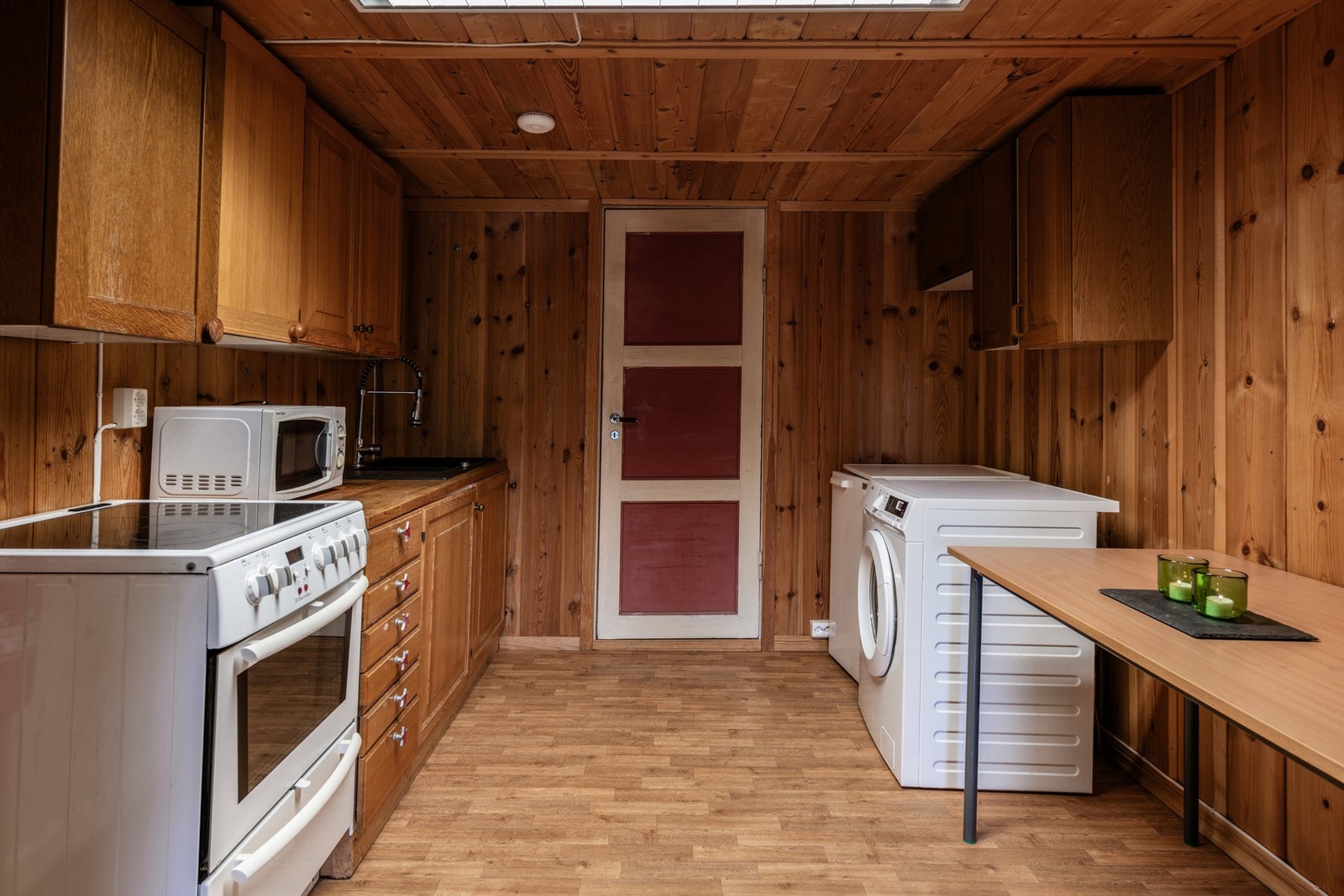 Annekset har et lite kjøkken med god skapplass Galleribilde