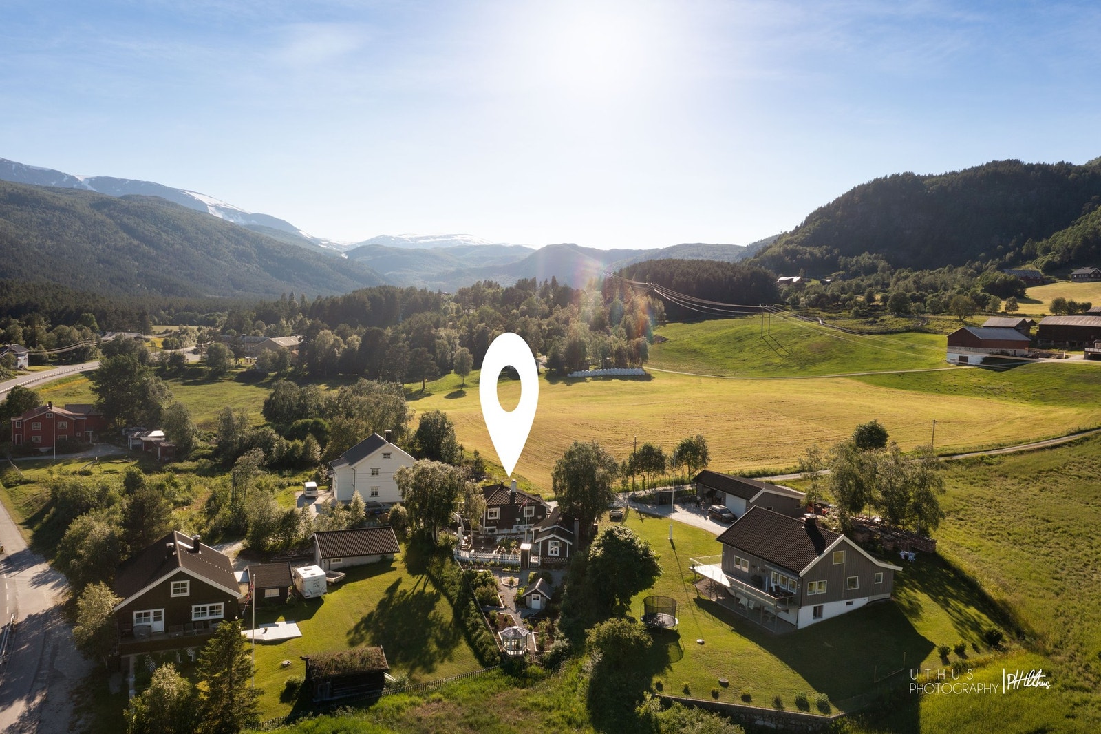 Her bor du med vakker utsikt, solrik tomt og kort vei til både natur og lokalsamfunn. Galleribilde