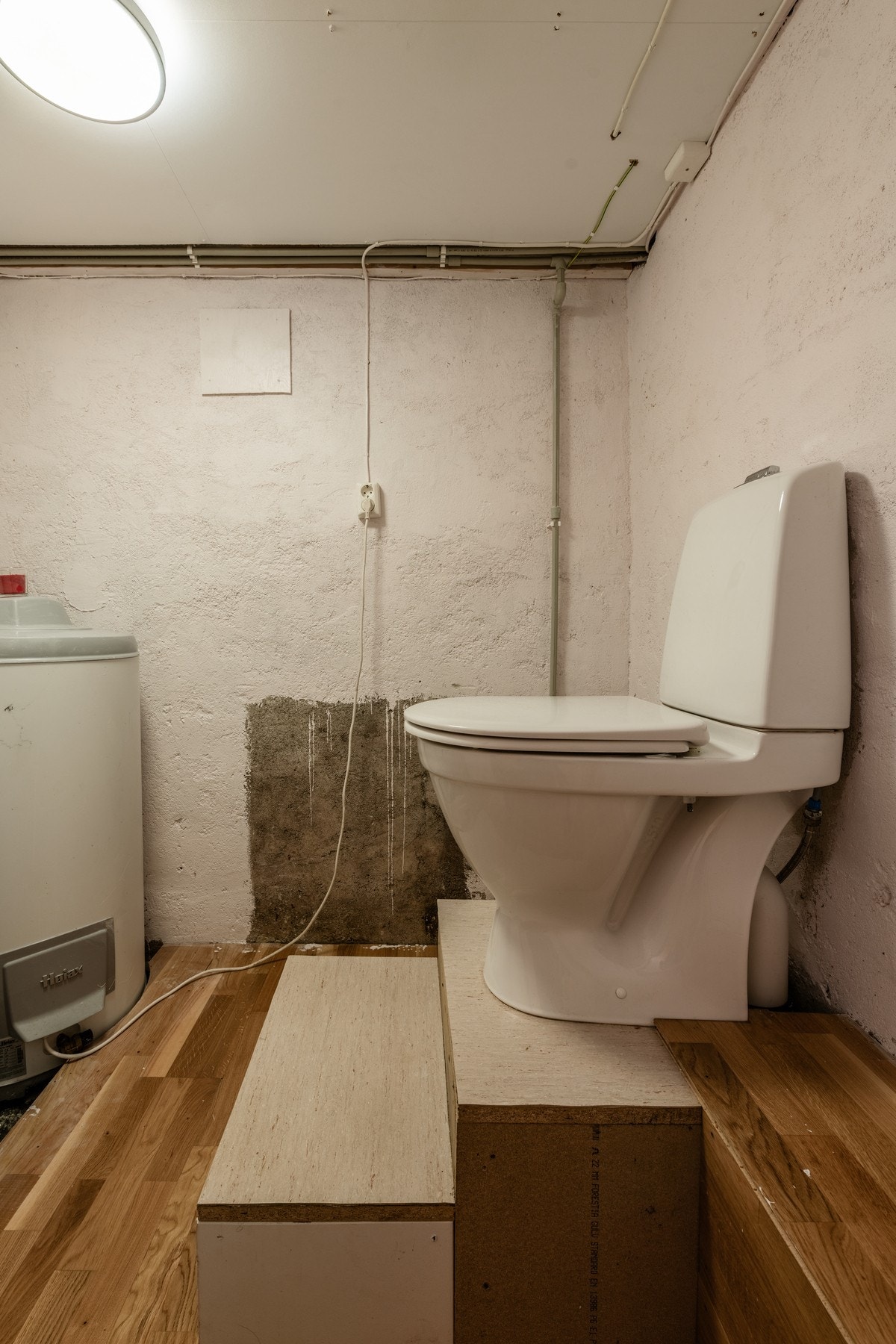 Kjellertoalett med scenefølelse og sjarm Galleribilde