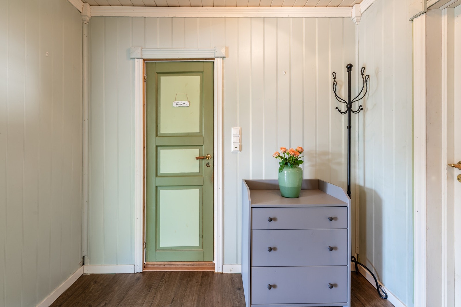 Koselige gang som kombinerer nostalgisk sjel med lune farger og praktiske detaljer Galleribilde