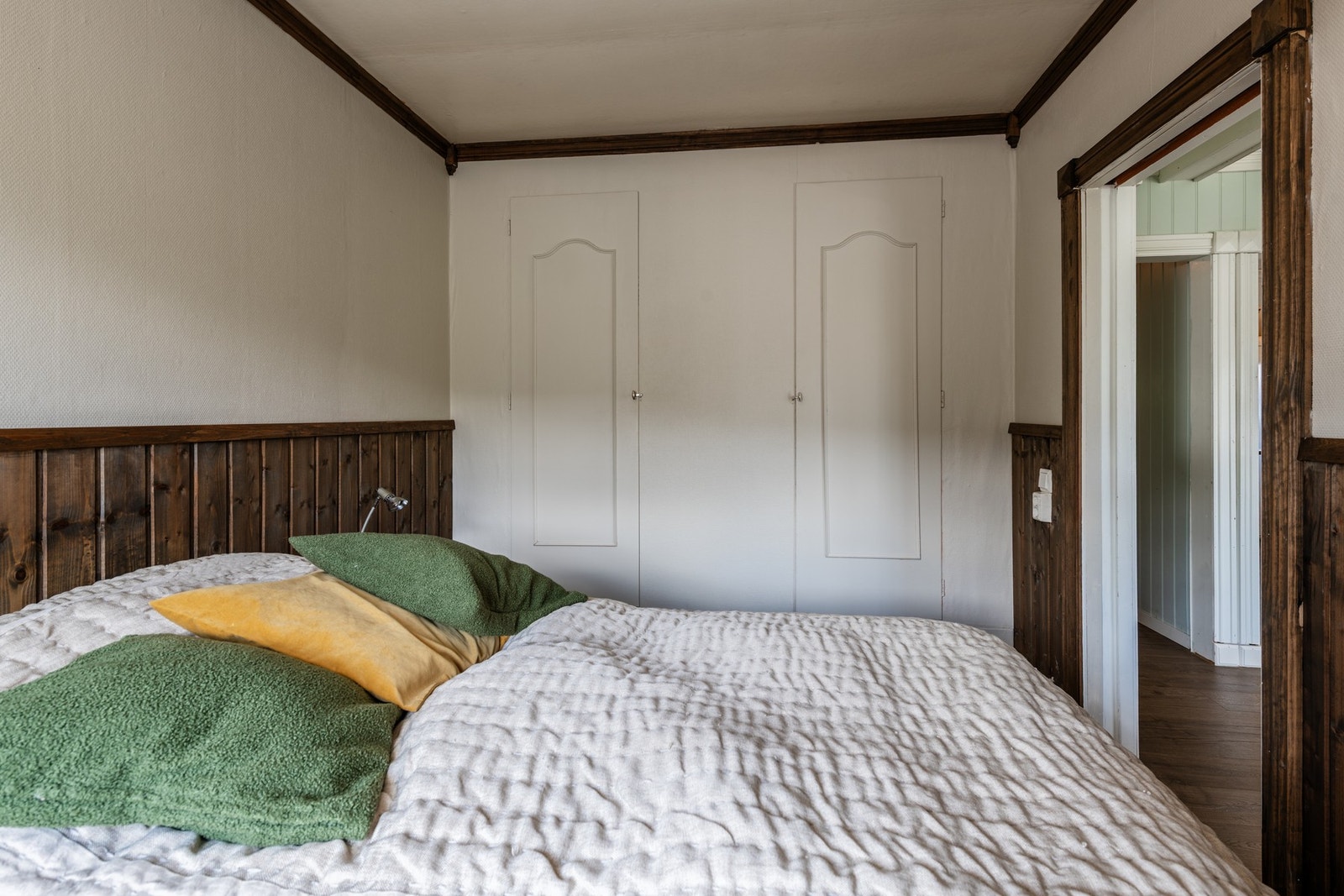 Et lunt og koselig soverom med innebygde skap som gir praktiske oppbevaringsmuligheter. Galleribilde