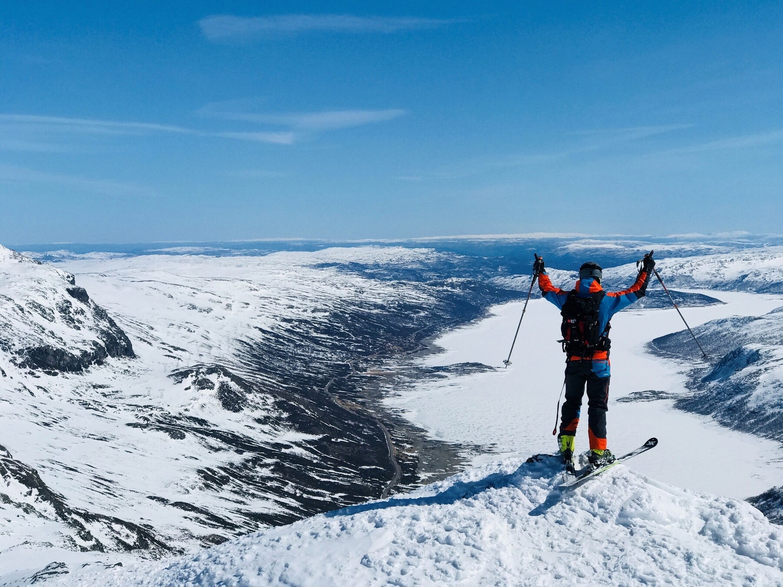 Fjellbygda ved foten av Hallingskarvet er et godt utgangspunkt for toppturer Galleribilde