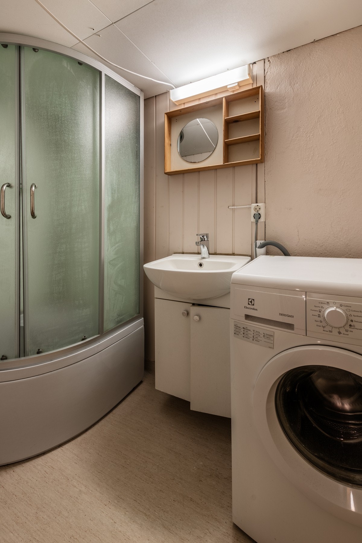Bad med opplegg til vaskemaskin finner du i underetasjen Galleribilde