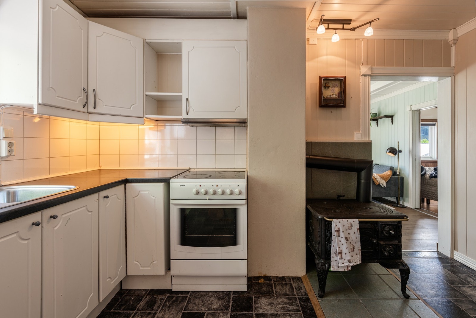 Lyst og innbydende kjøkken med sjel og sjarm Galleribilde