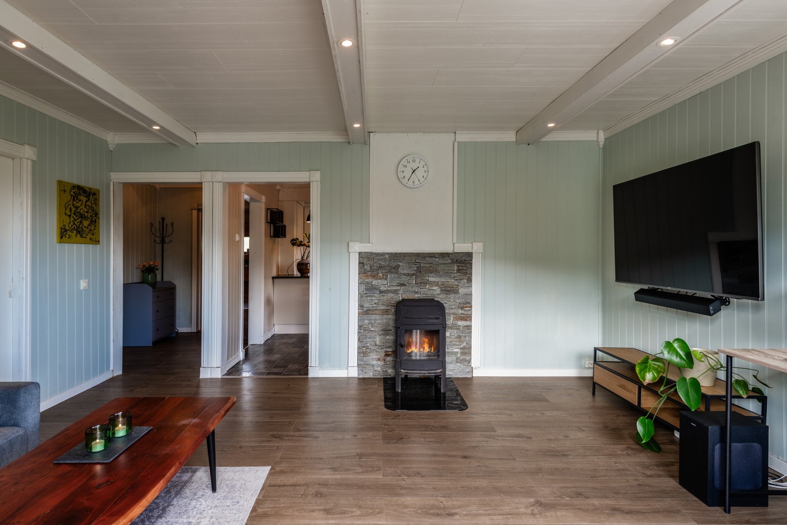 Stuen byr på en lun atmosfære med vedovn Galleribilde