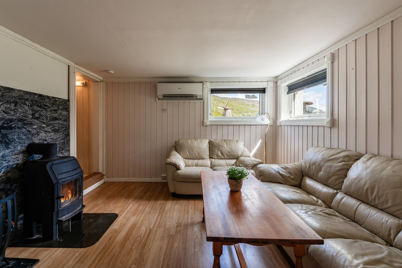 Kjellerstue med peisovnen som gir ekstra hygge på kjølige kvelder, Galleribilde