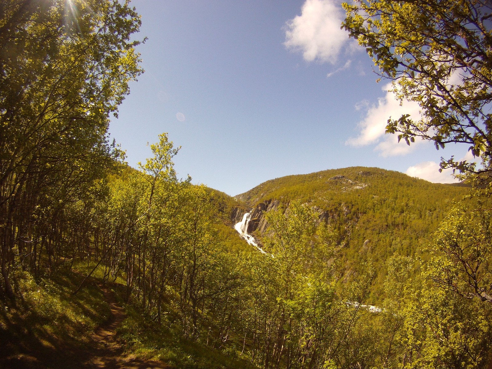 Hivjufossen er en av Norges mest imponerende fossefall og et fint utfluktsmål. Galleribilde