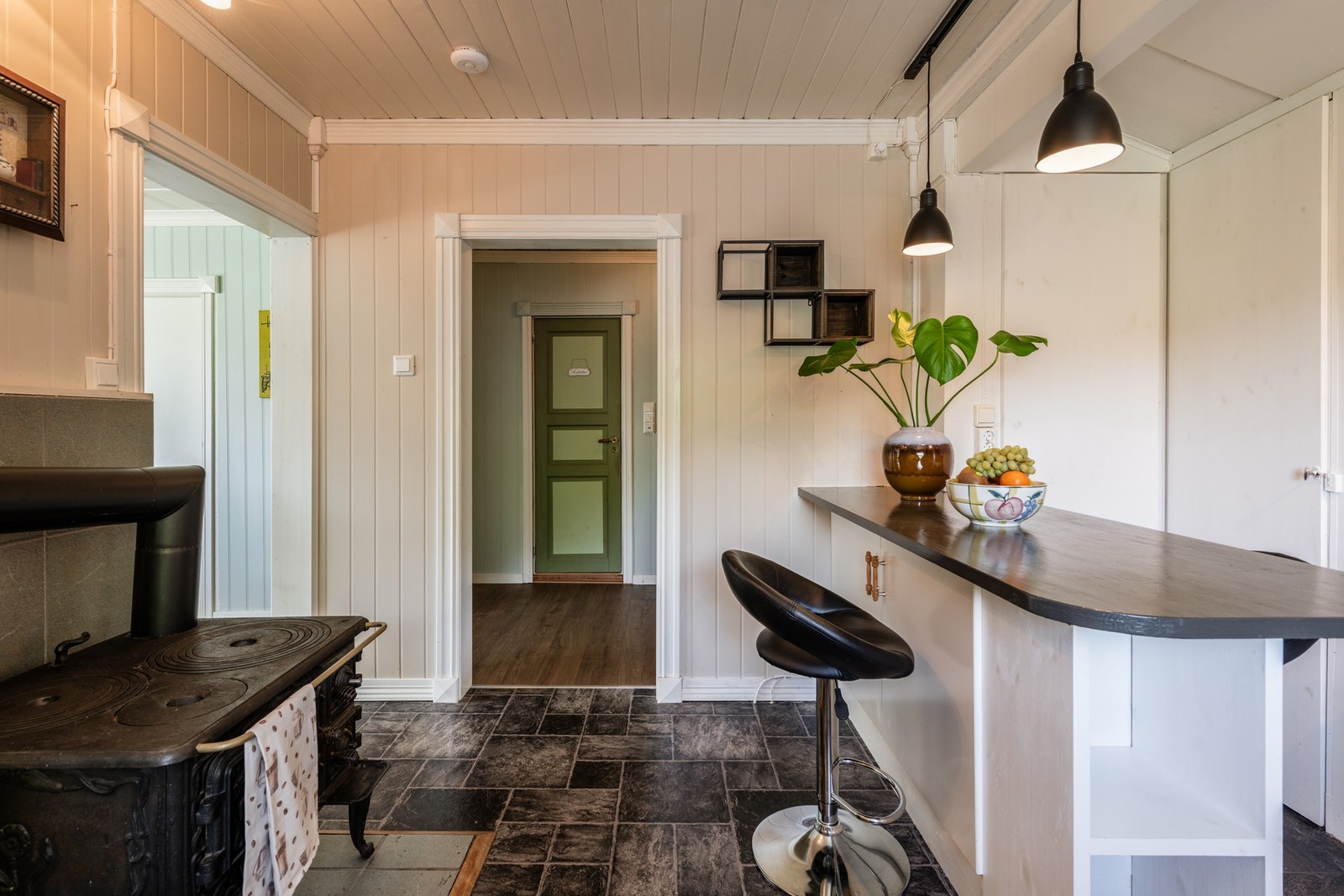 Benken blir et naturlig samlingspunkt på kjøkkenet Galleribilde