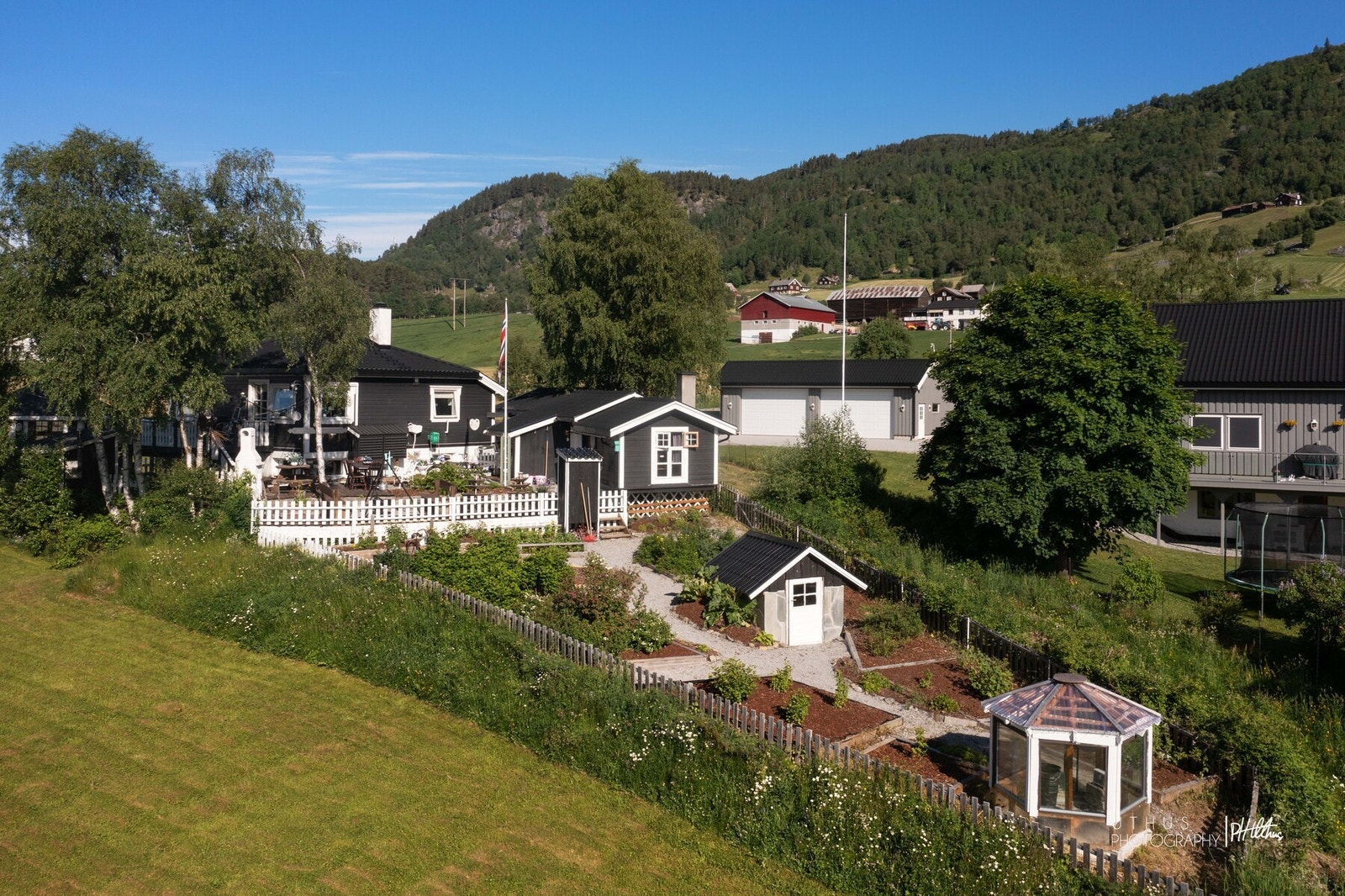 Sjarmerende eiendom med flott hage, lysthus og flere uteplasser Galleribilde