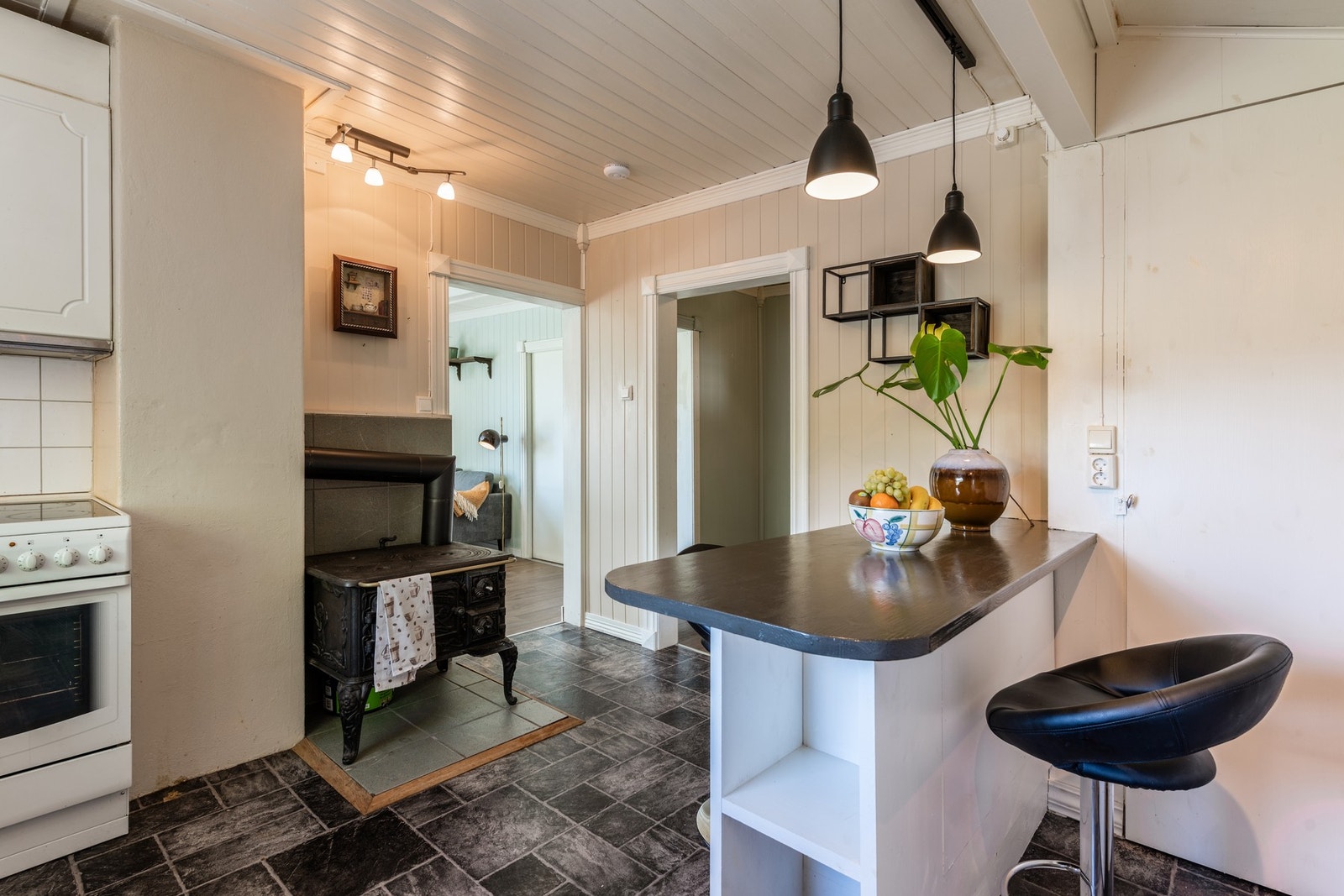 Kjøkkenet kombinerer moderne funksjonalitet med nostalgisk sjel Galleribilde