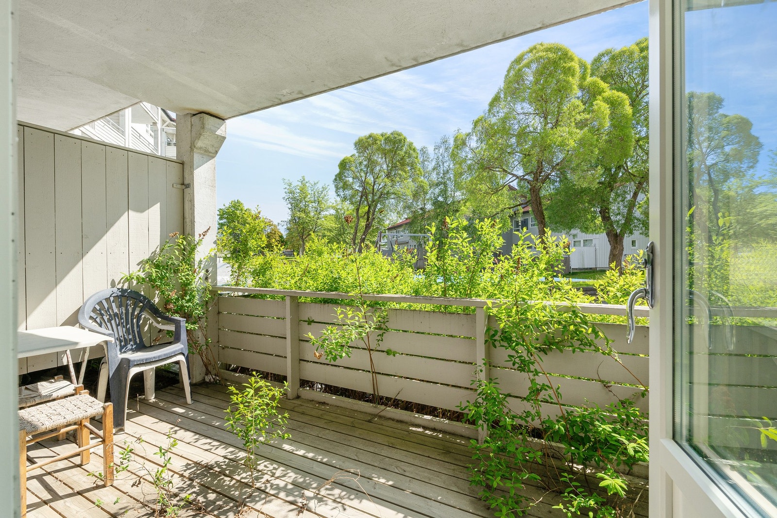 Solrik og skjermet terrasse. Galleribilde