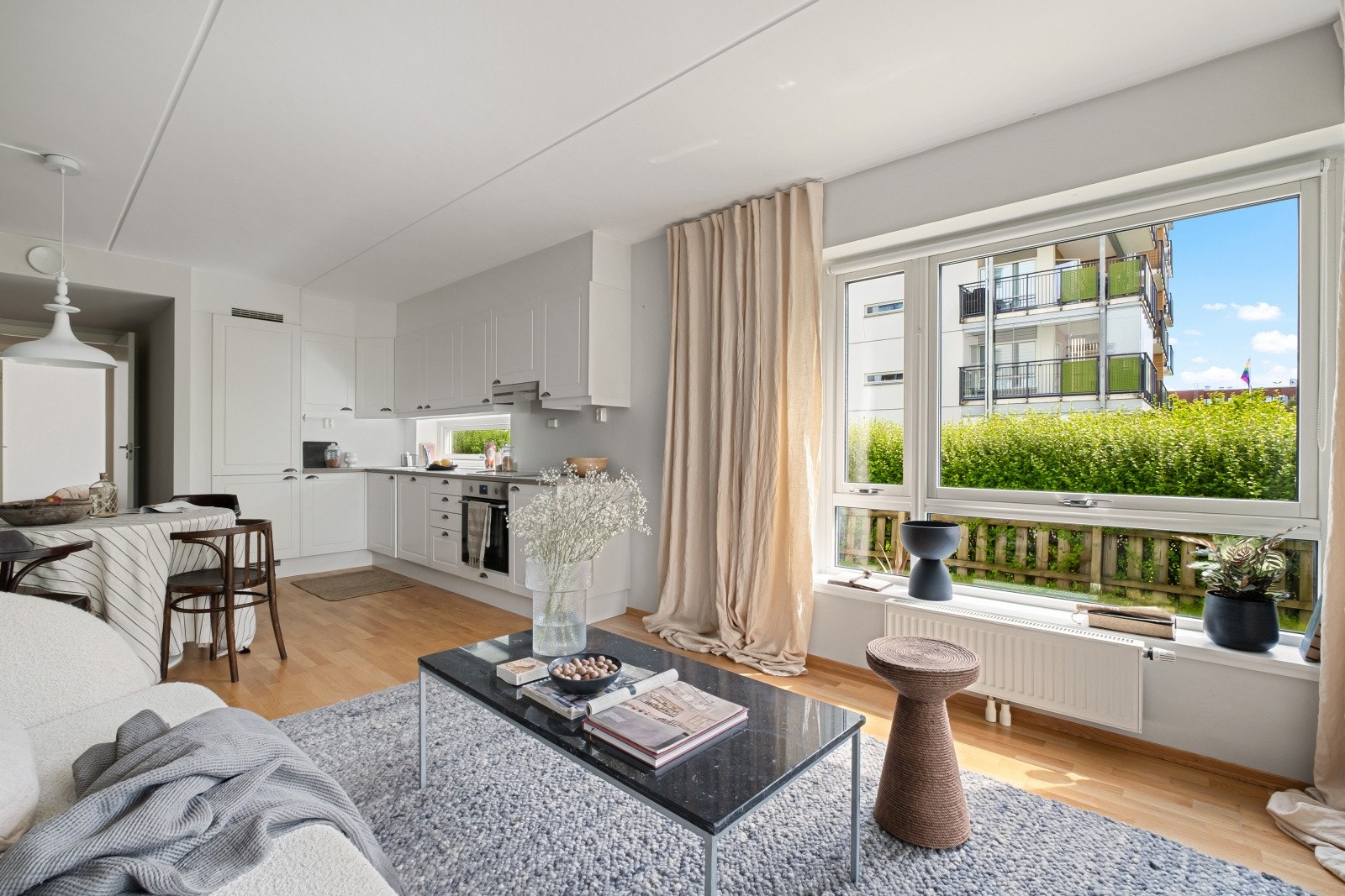 Stuen har store vindusflater. Galleribilde