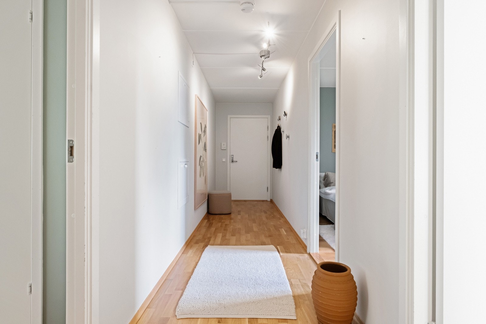 I entréen er det plass til knaggrekker og skoskap. Galleribilde