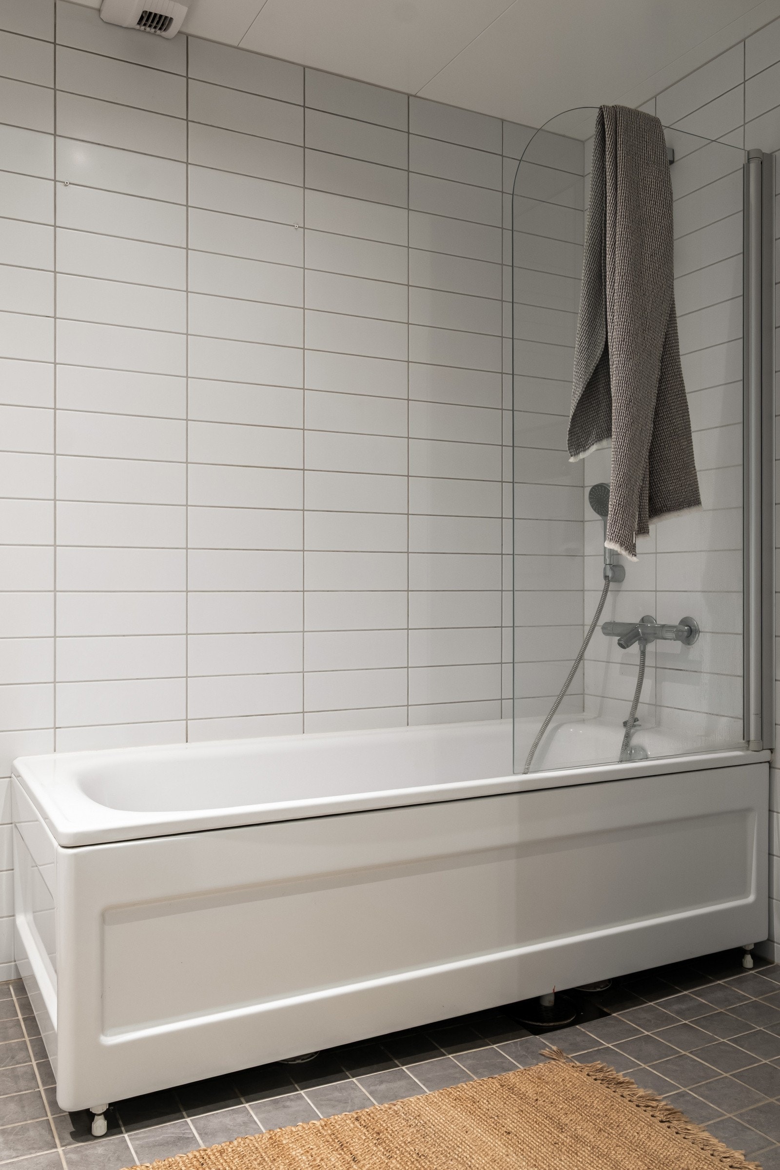 Det er både badekar og dusjløsning på badet. Galleribilde