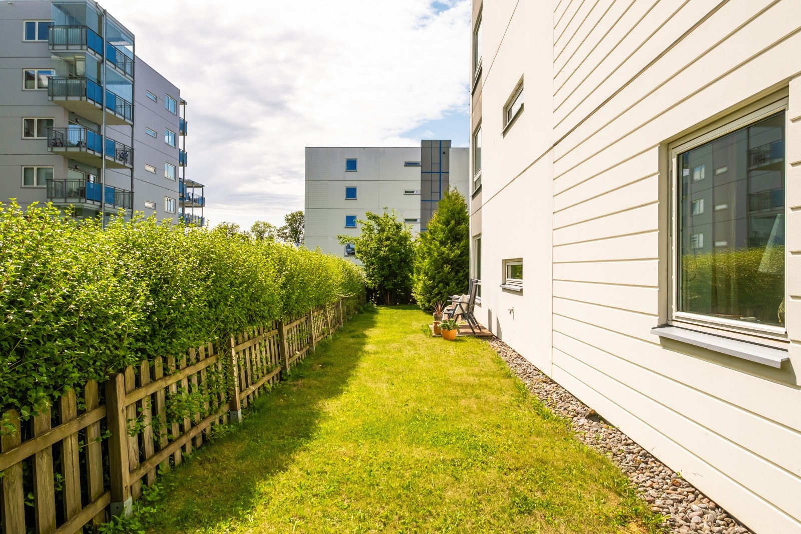 Hagen er skjermet med hekk og gjerde. Galleribilde
