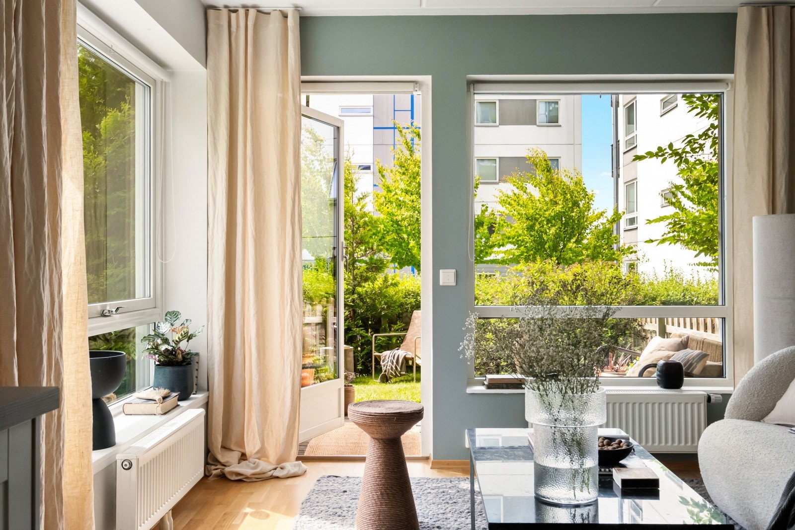 Det er en sømløs overgang mellom stuen og de herlige uteplassene. Galleribilde