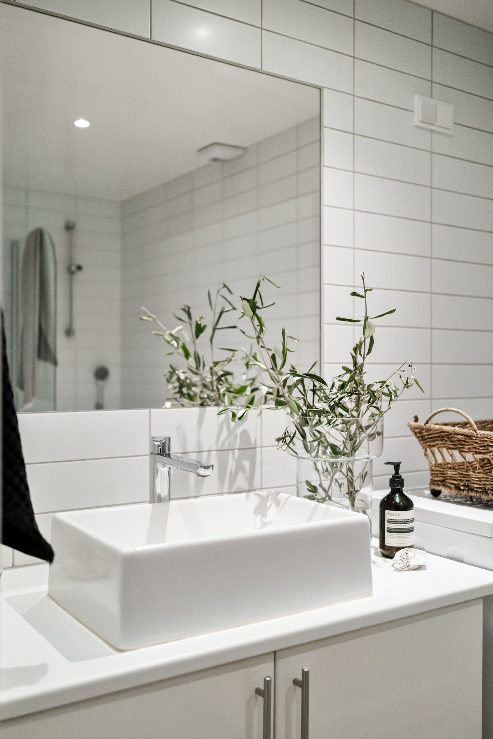 Badet er av god størrelse, og har god oppbevaringsplass. Galleribilde