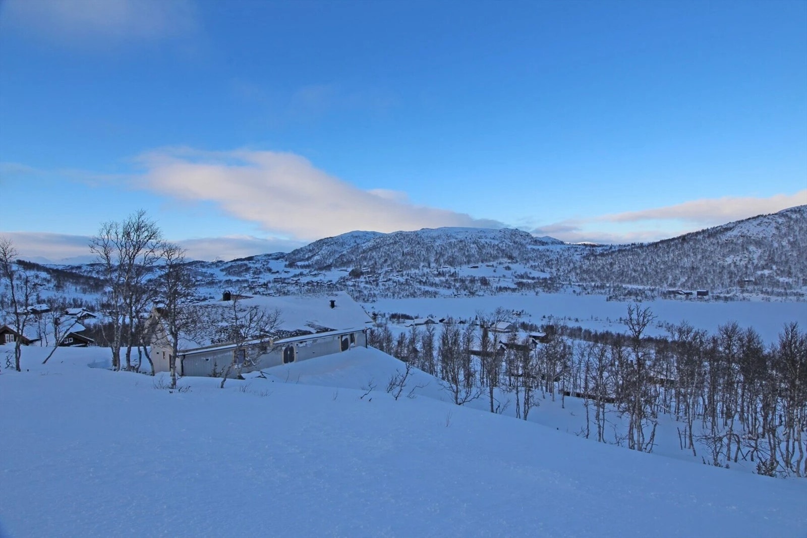 Utsikten mot fjellene i nordvest. Galleribilde
