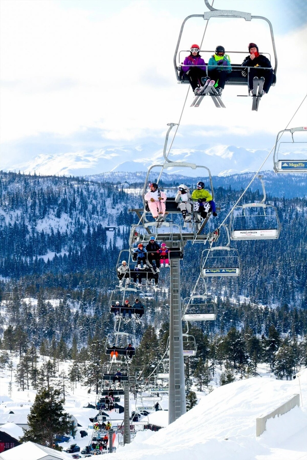Opplev vintermoro på Rauland Skisenter, hvor 12 skiheiser og varierte nedfarter gir fantastiske muligheter for
både nybegynnere og erfarne skiløpere. Galleribilde