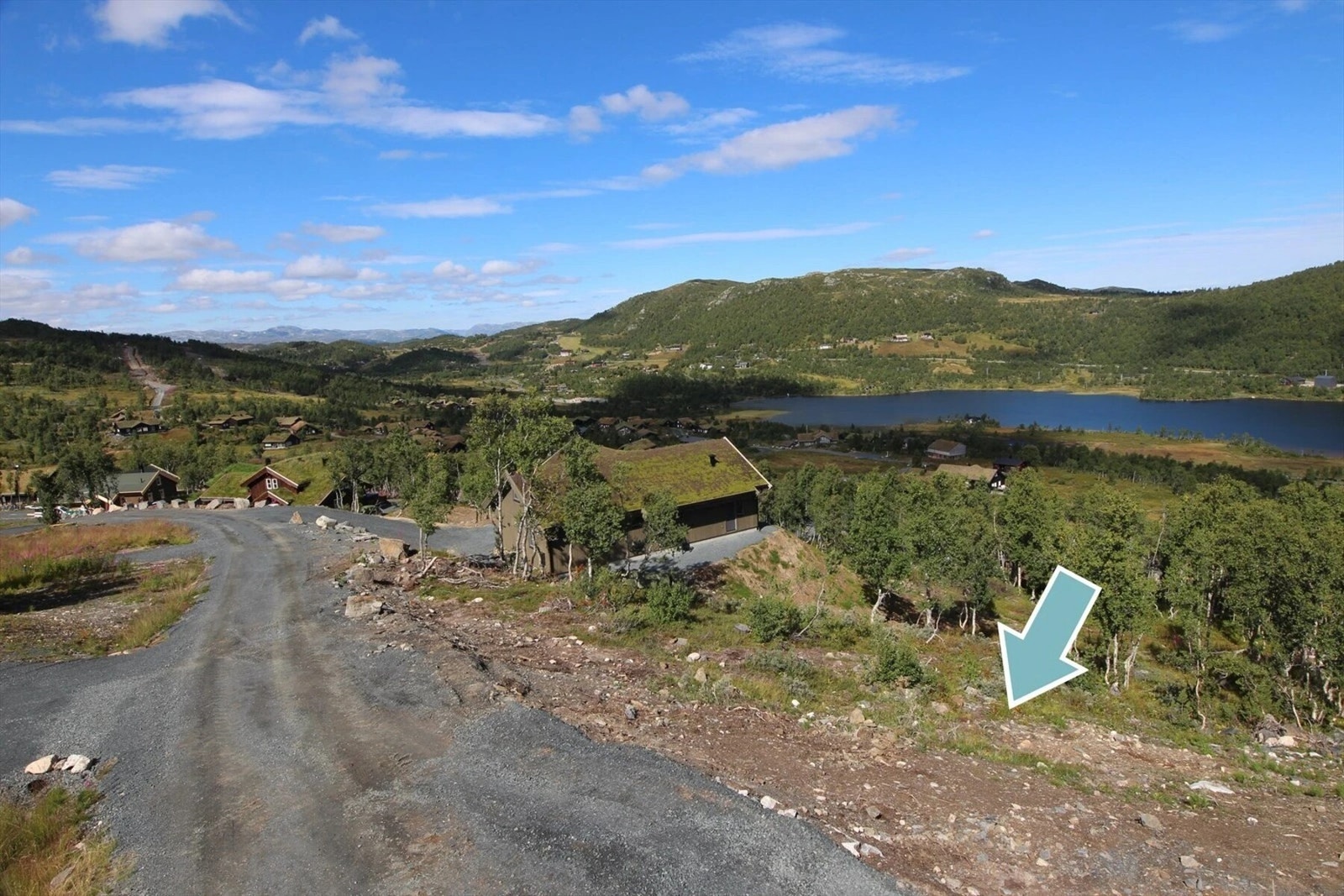Fra tomta er det nydelig utsikt over Torvetjønn og fjellene rundt Galleribilde