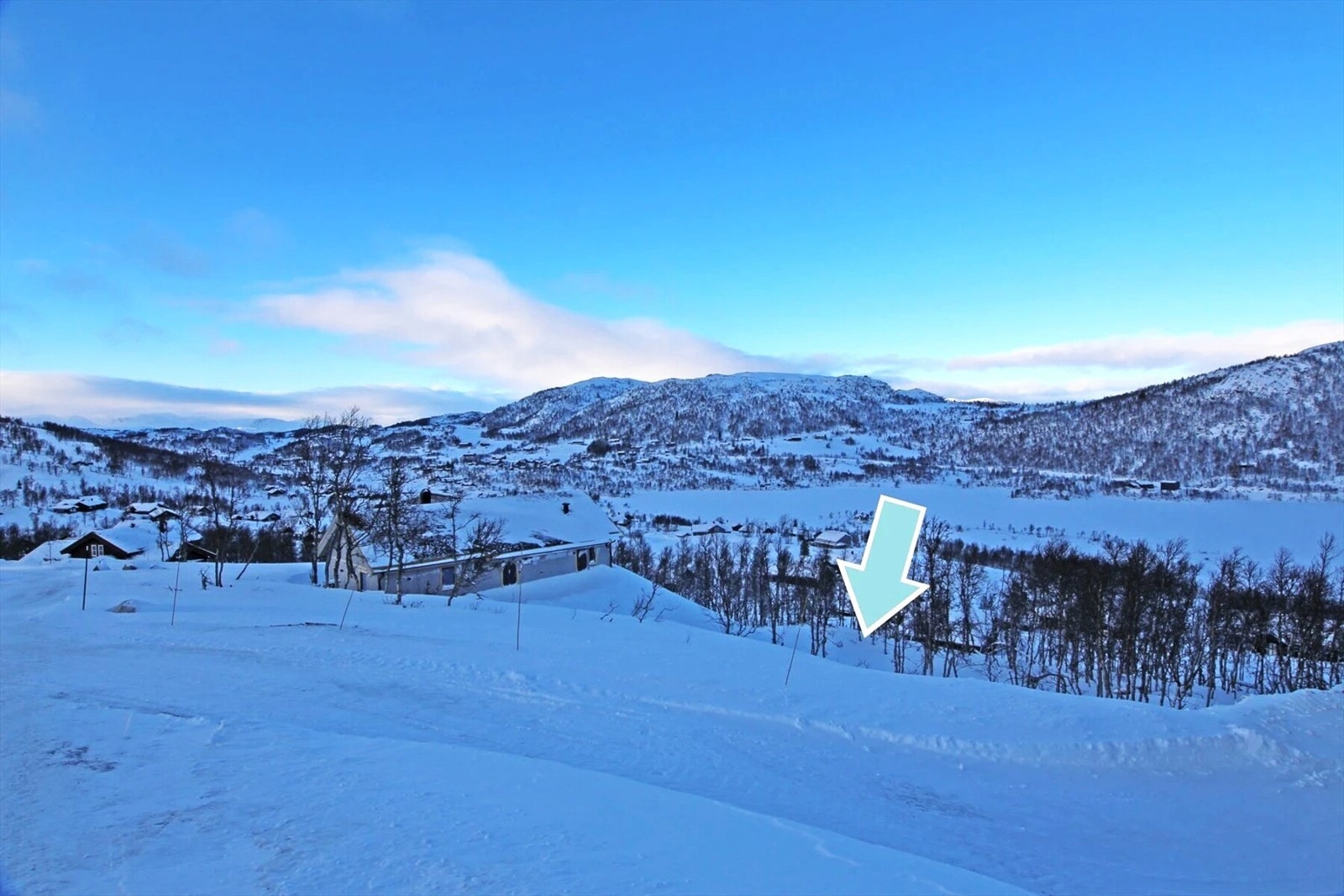Tomten ligger i skrånende terreng, og strekker seg opp til hytteveien. Galleribilde