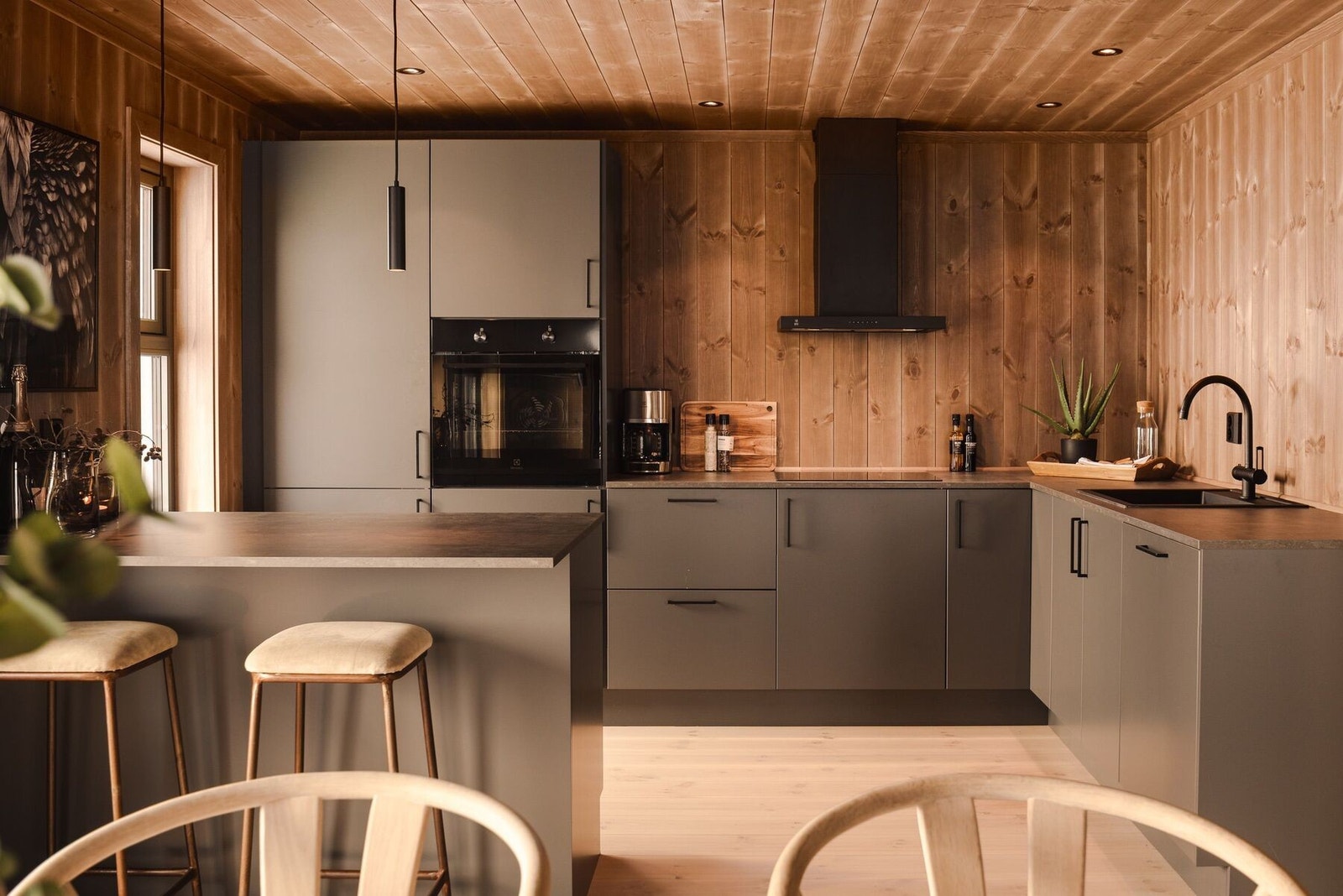 Kjøkkeninnredning er med i leveransen.
Foto fra visningshytte Polar 110 på Hellerudsletta Galleribilde