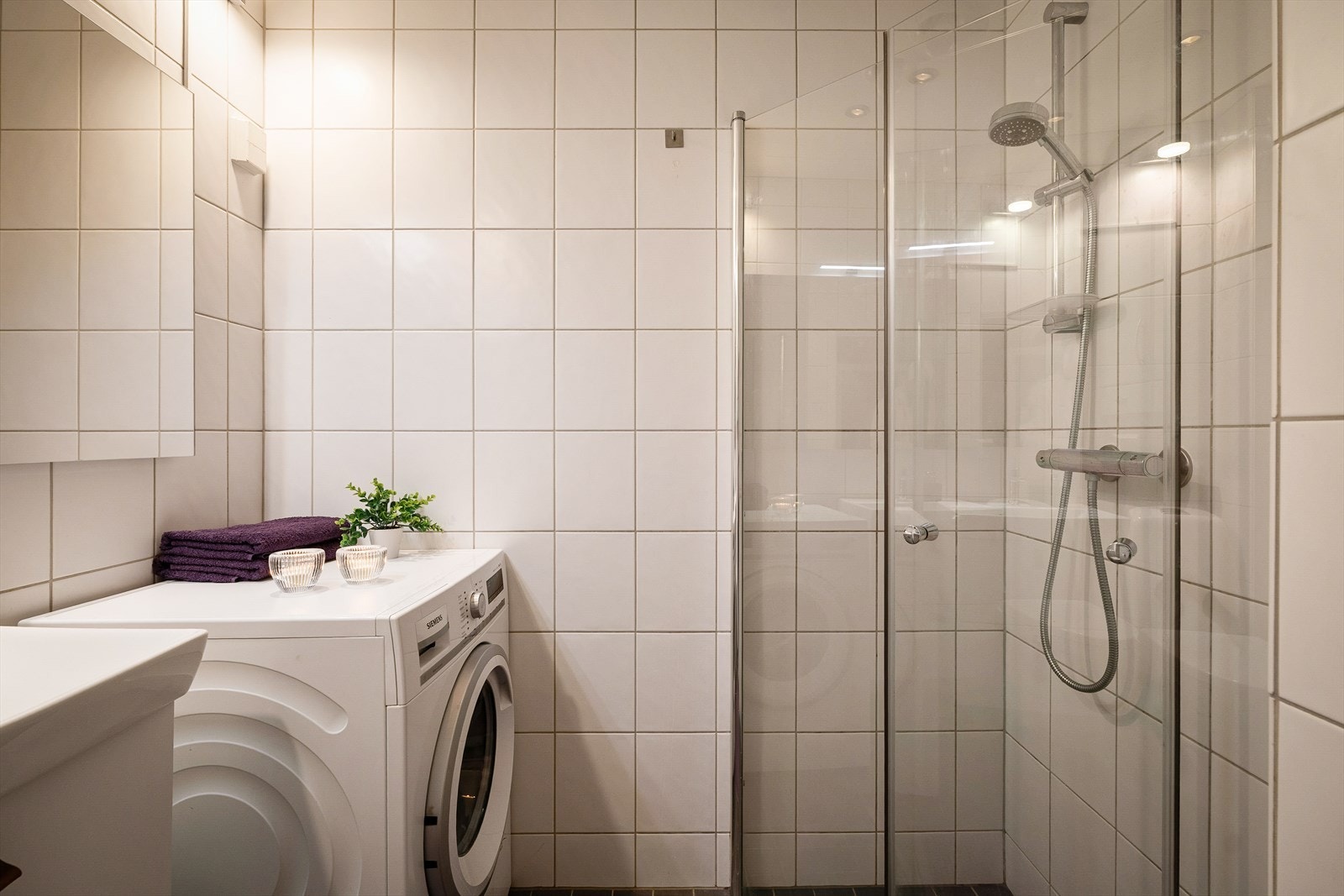 Badet ble oppgradert i 2017 og har varme i gulvet. Galleribilde