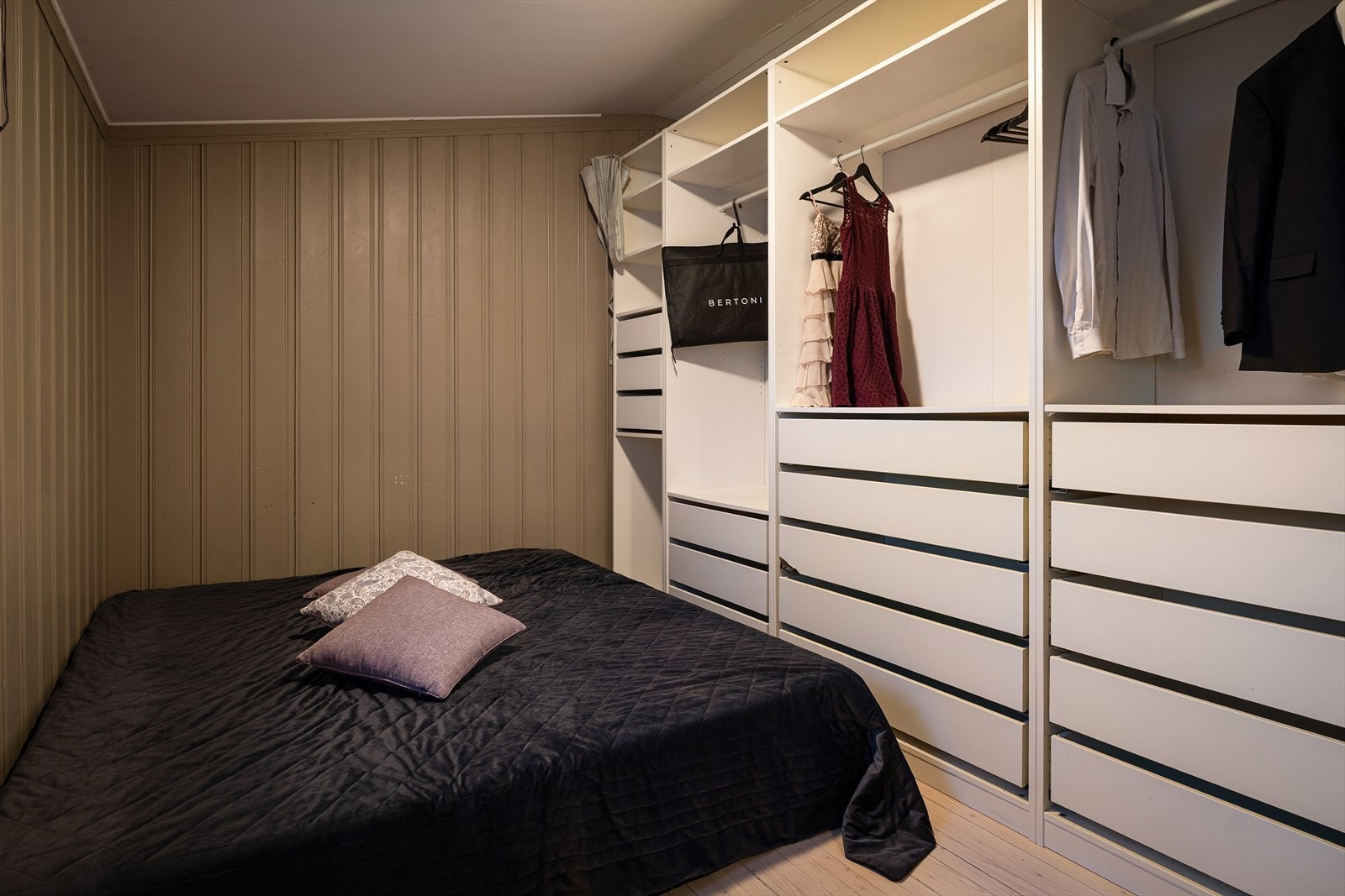 Stor garderobe. Galleribilde