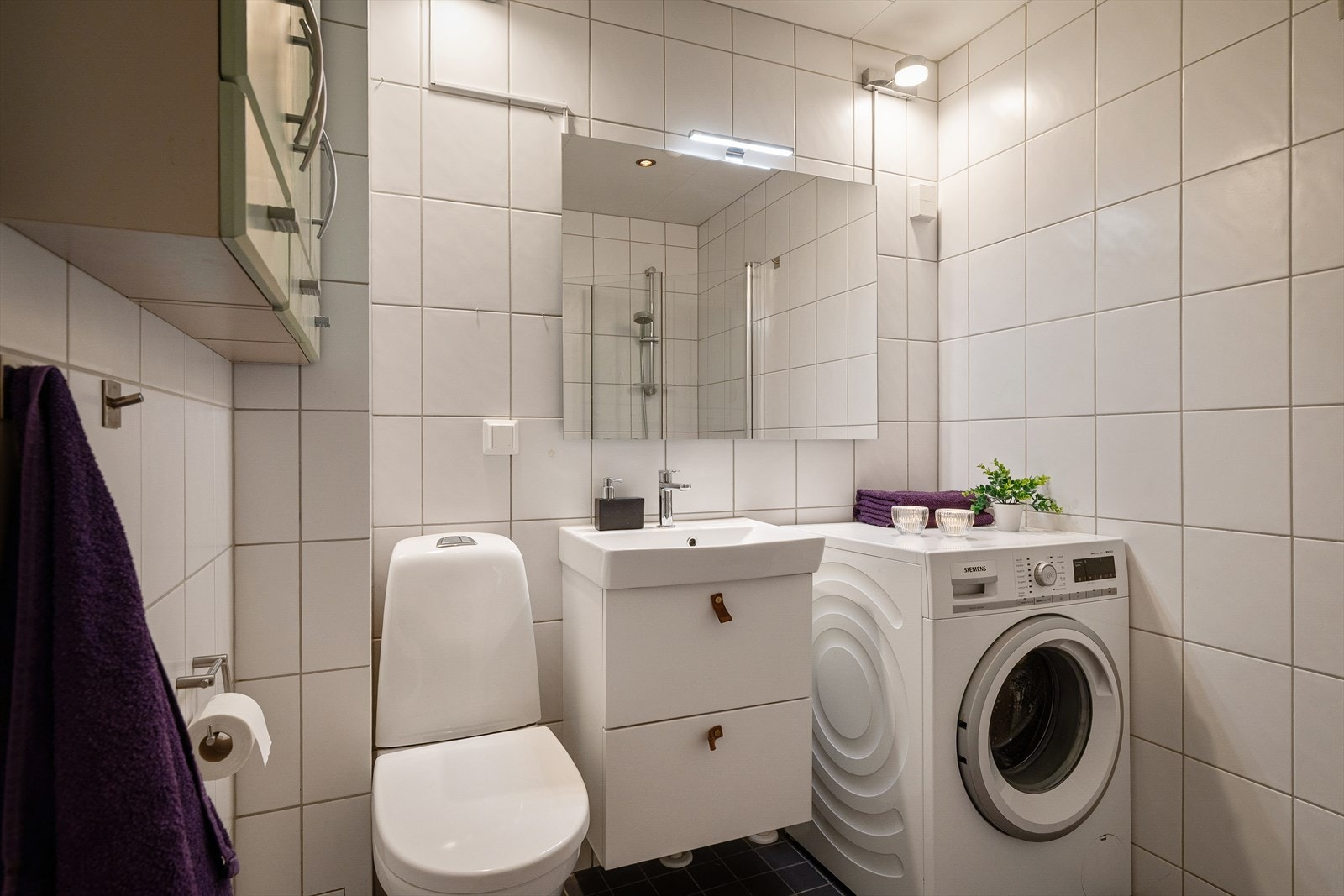 Flislagt bad med opplegg for vaskemaskin. Galleribilde