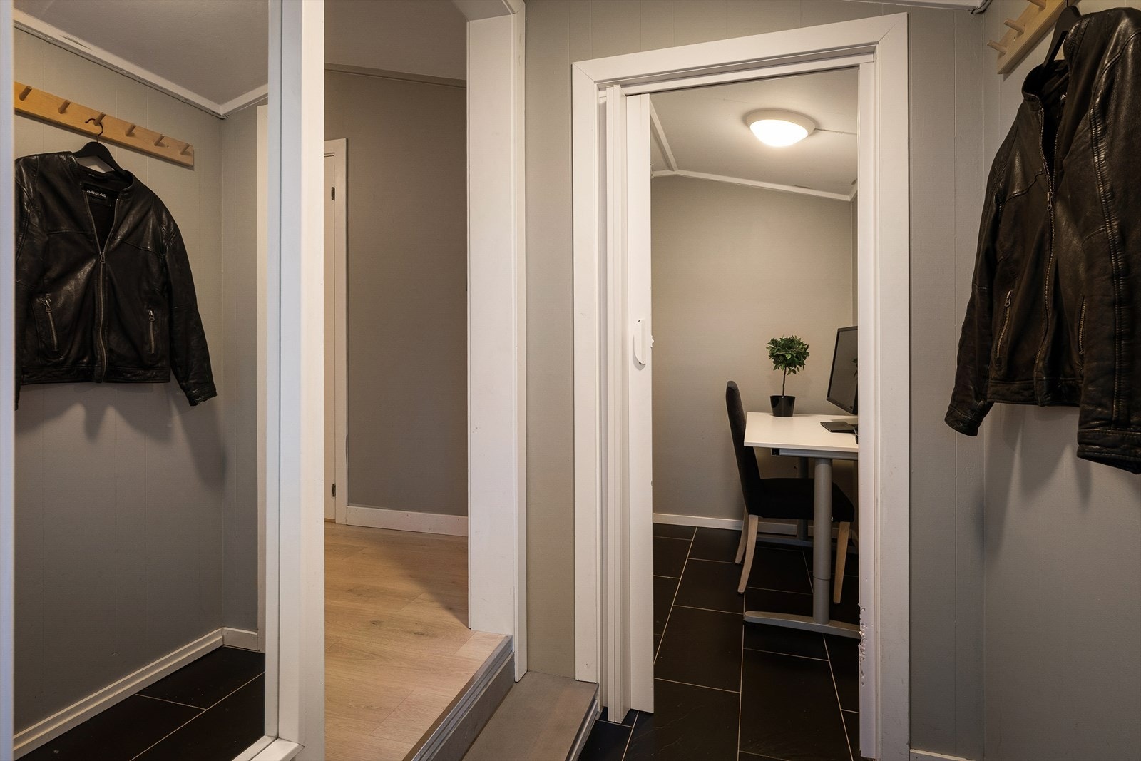 Fra entrèen er det adkomst til rommet som brukes som kontor. Galleribilde
