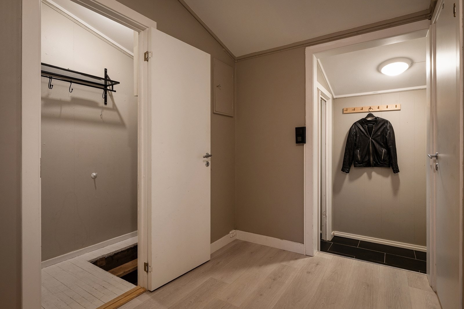 Velkommen inn. Trapp ned til kjelleren i eget rom. Galleribilde