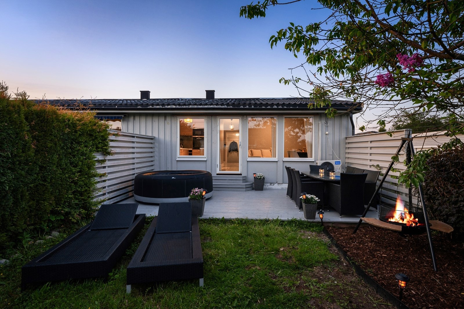Skjermet terrase og hage med gode solforhold. Galleribilde