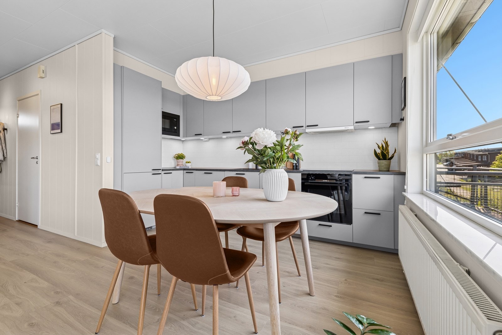 Naturlig plass til spisebord og stoler. Galleribilde