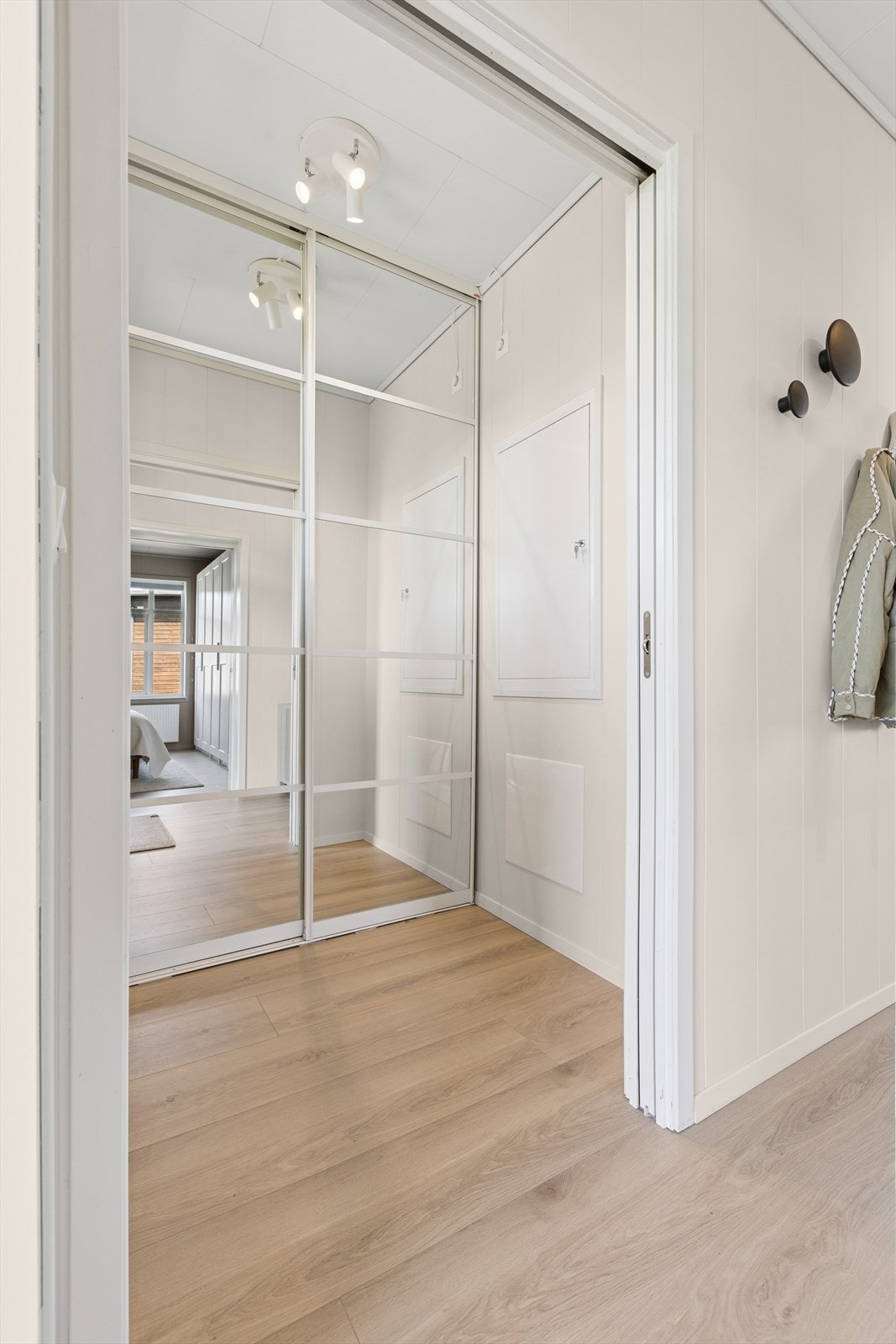 Grenial bod i inngangspartiet med plass til klesoppbevaring og omkledning. Galleribilde