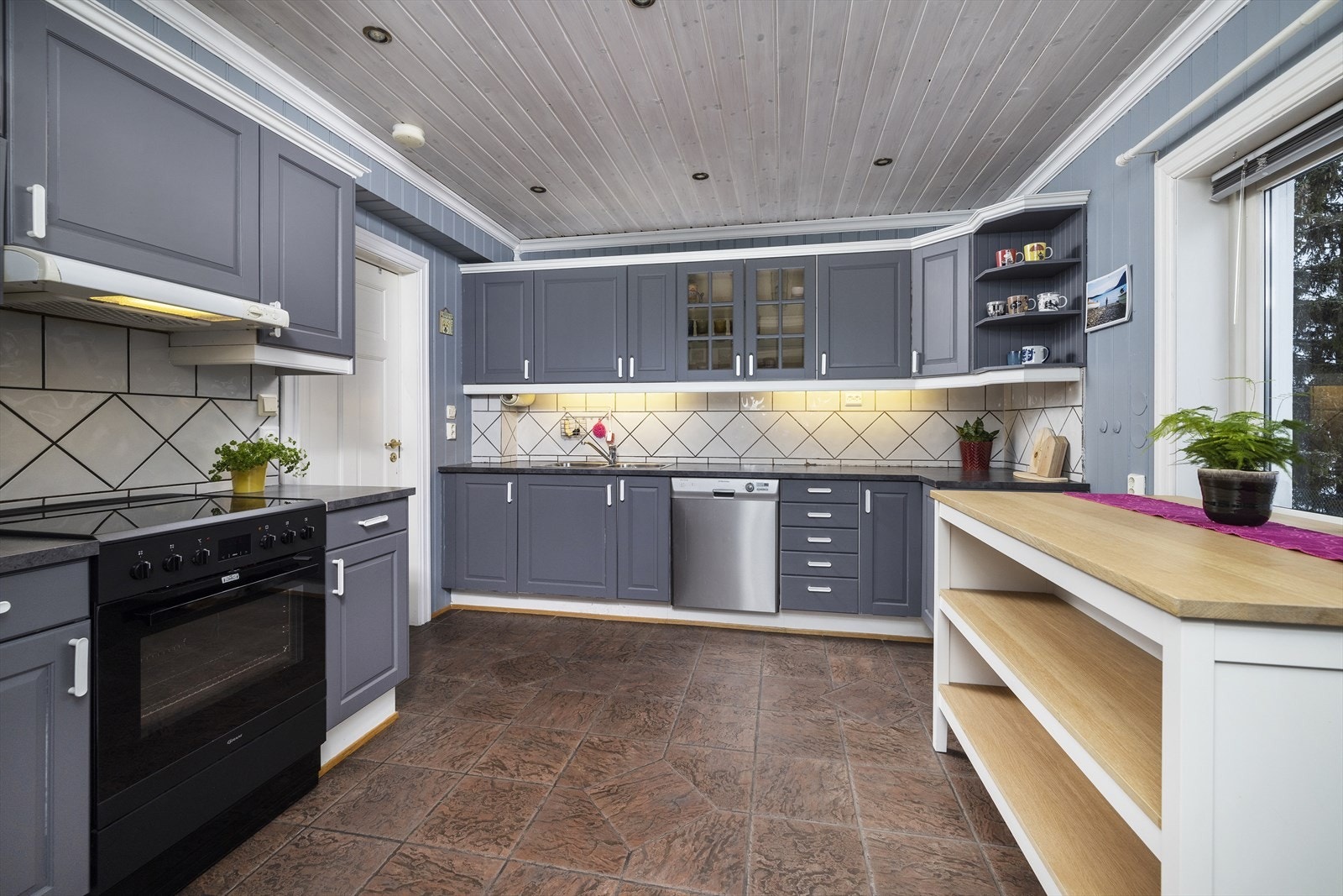 Kjøkken har innredning med profilerte fronter og benkeplate i laminat. Galleribilde