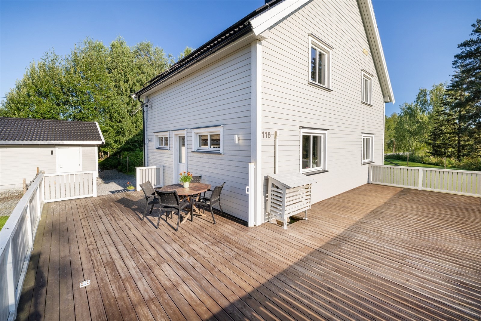 Stor terrasse med god sol- og utsiktsforhold. Galleribilde