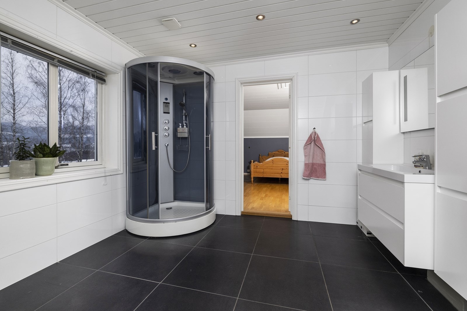 Det er fliser på gulv og vegger. Varmekabler i gulv. Galleribilde