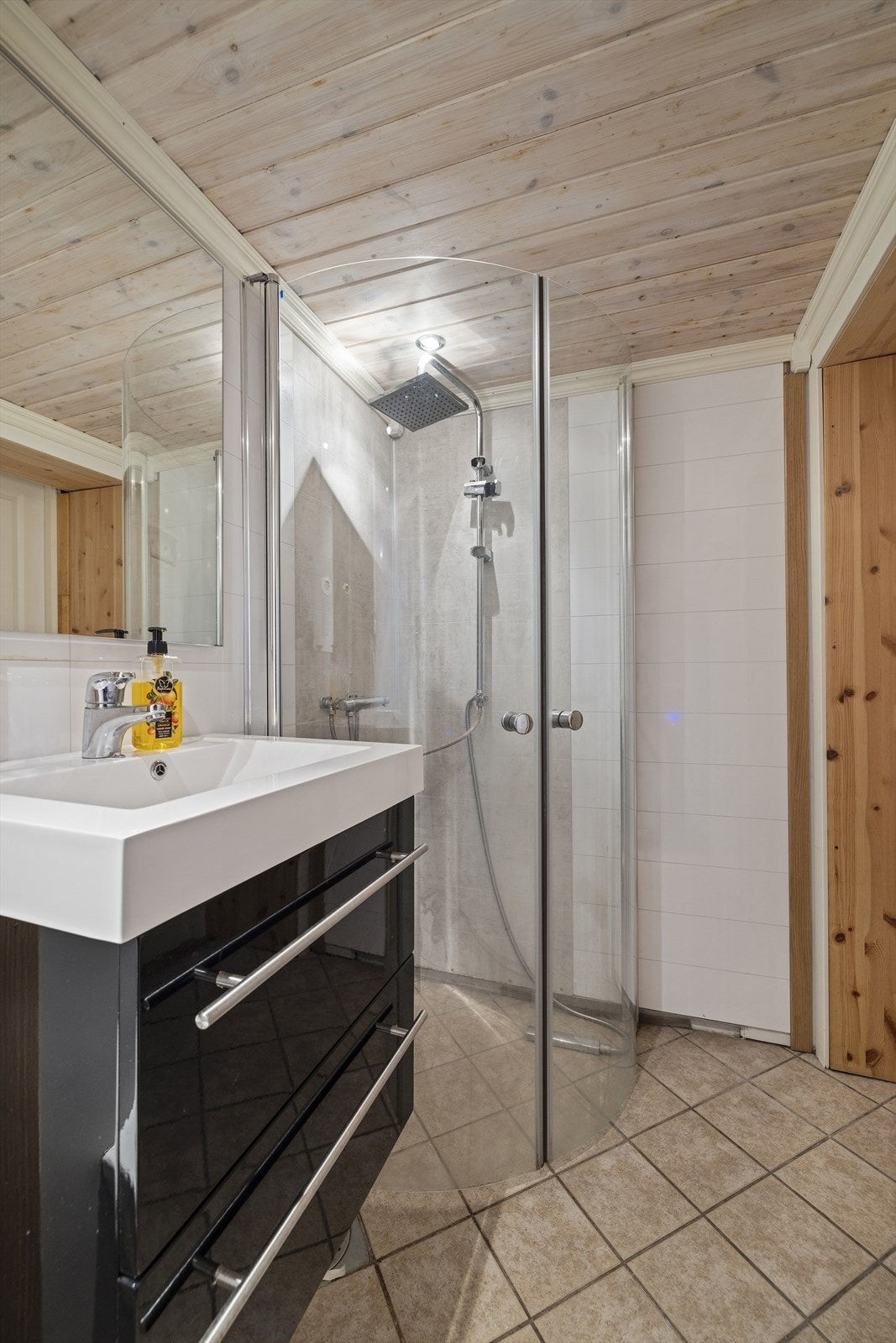 Det er fliser på gulv og våtromsplater på vegger. Galleribilde