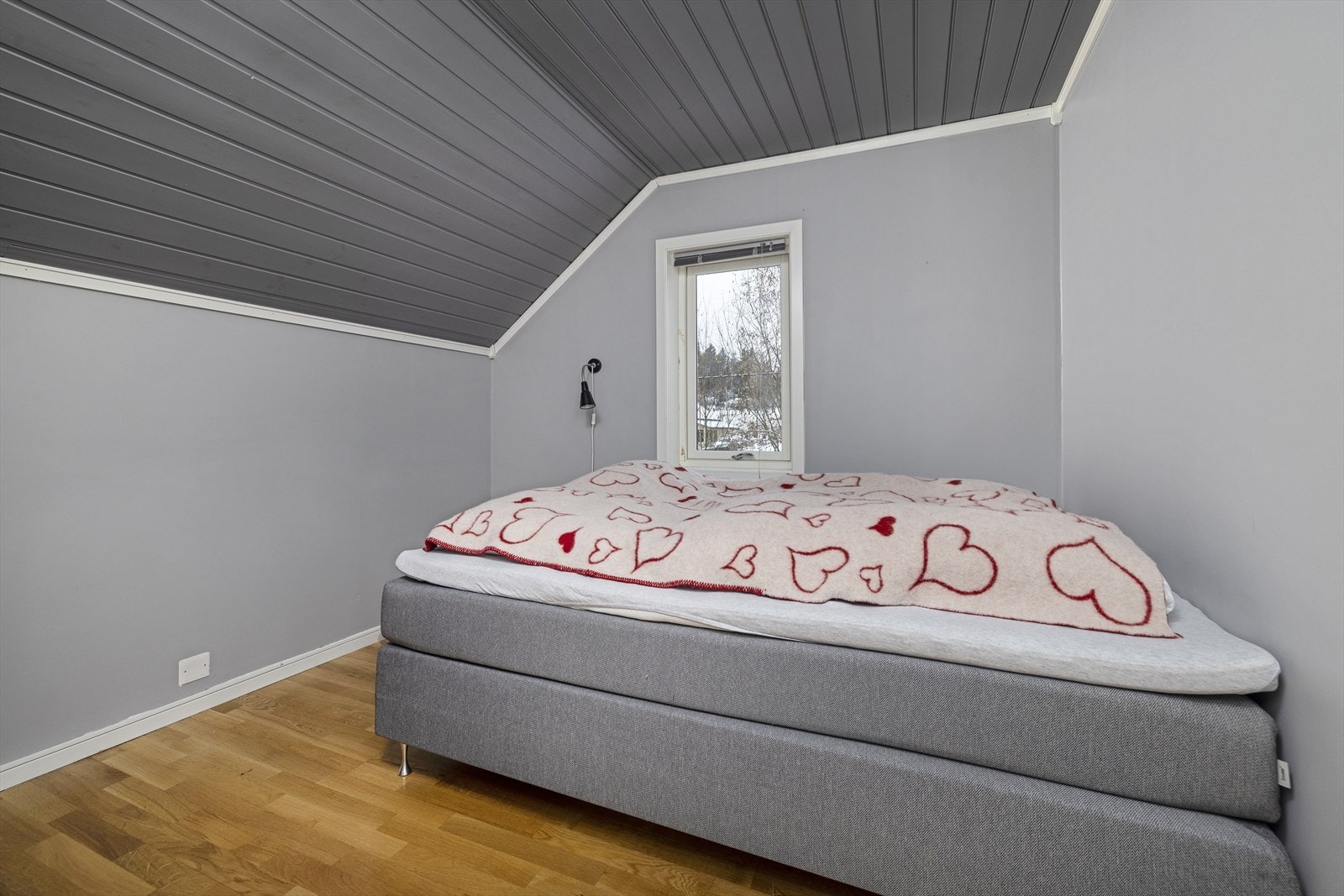 Soverom nr. 2 er malt i moderne farger og har god plass til dobbeltseng. Galleribilde