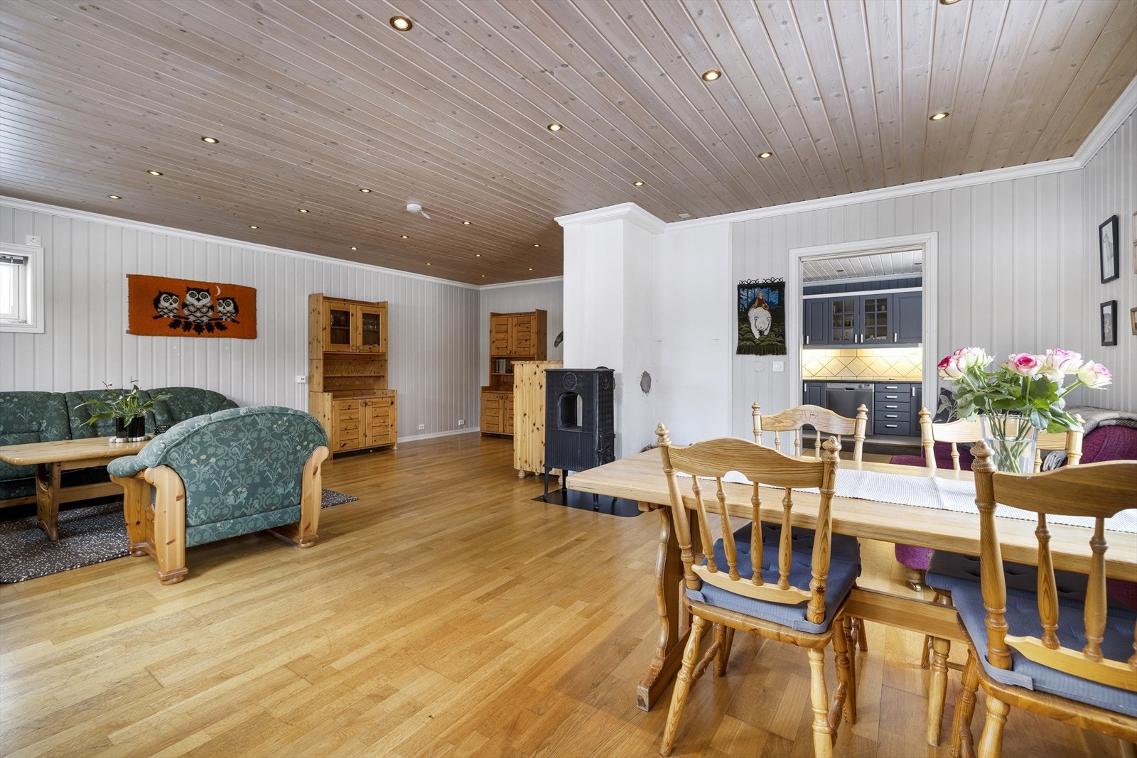 I stue er det utstrakt bruk av downlights. Galleribilde