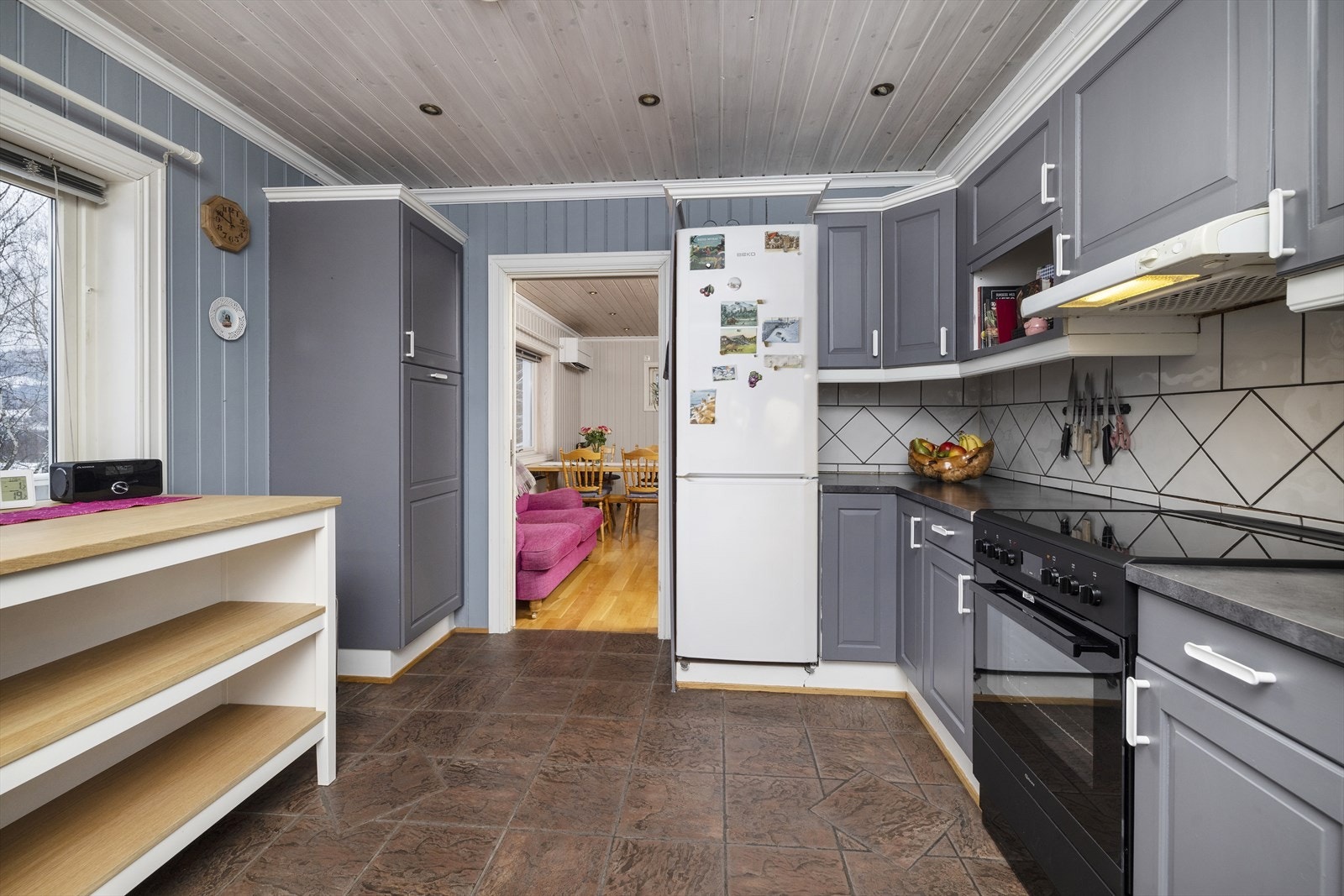 Det er godt med skap- og benkeplass. Galleribilde