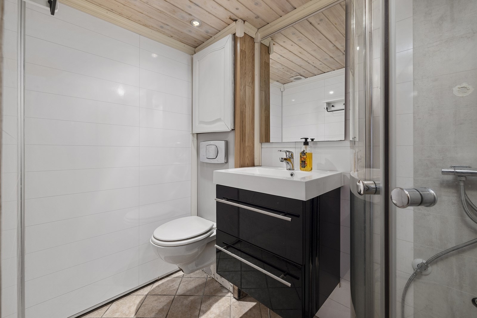 Bad i kjeller er innredet med servant, vegghengt toalett og dusjkabinett. Galleribilde