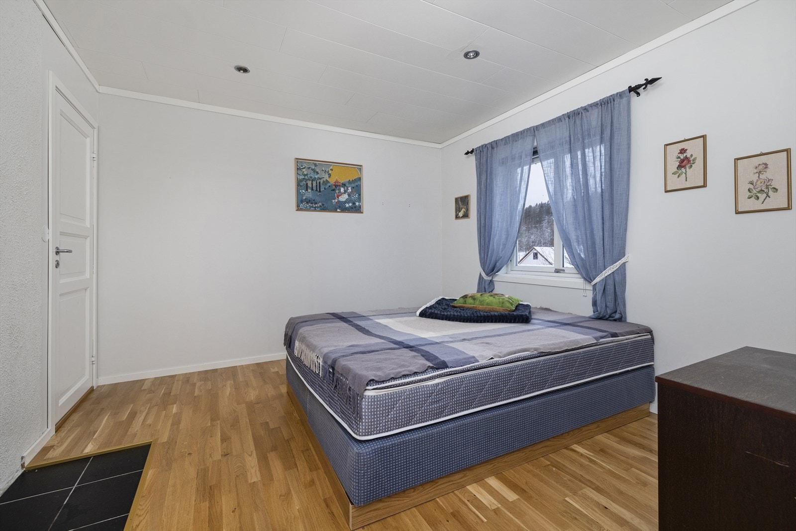 Soverom nr. 3 er lyst og luftig med god plass til både dobbeltseng og garderobe. Galleribilde